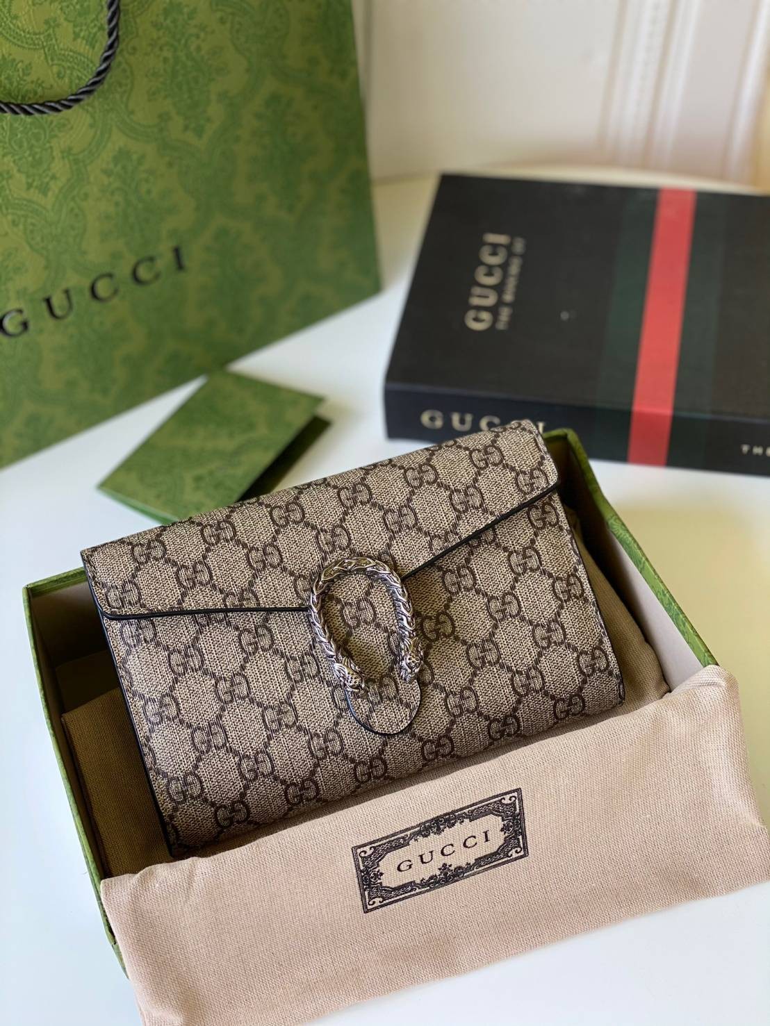 หนังแท้ GUCCI GG Supreme chain wallet / GG Supreme Mini Wallet Beige/ebony GG Supreme canvas พร้อมส่งที่ไทย กระเป๋าสตางค์ GG Supreme พร้อมสายโซ่พร้อมปิดเดือยหัวเสือ งานหนังแท้ทั้งใบ พร้อมส่งที่ไทย ภาพสินค้าถ่ายจากงานขายจริง ใช้งานต่างประเทศได้
