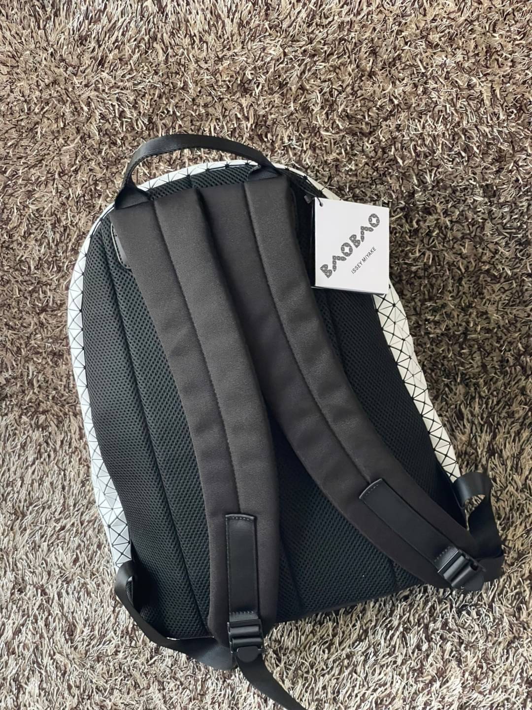 Bao Bao Issey Miyake Daypack geometric backpack กระเป๋าเป้ทรงคลาสสิก รองรับน้ำหนักได้ดี เหมาะกับการเดินทาง เป้สะพายหลังรุ่น Daypack One-Tone Backpack มาในรูปทรงกระเป๋าเป้สุดคลาสสิก โดดเด่นด้วยการออกแบบที่เป็นเอกลักษณ์ วัสดุสามเหลี่ยมขนาดเล็กพิเศษ ได้กลิ่น