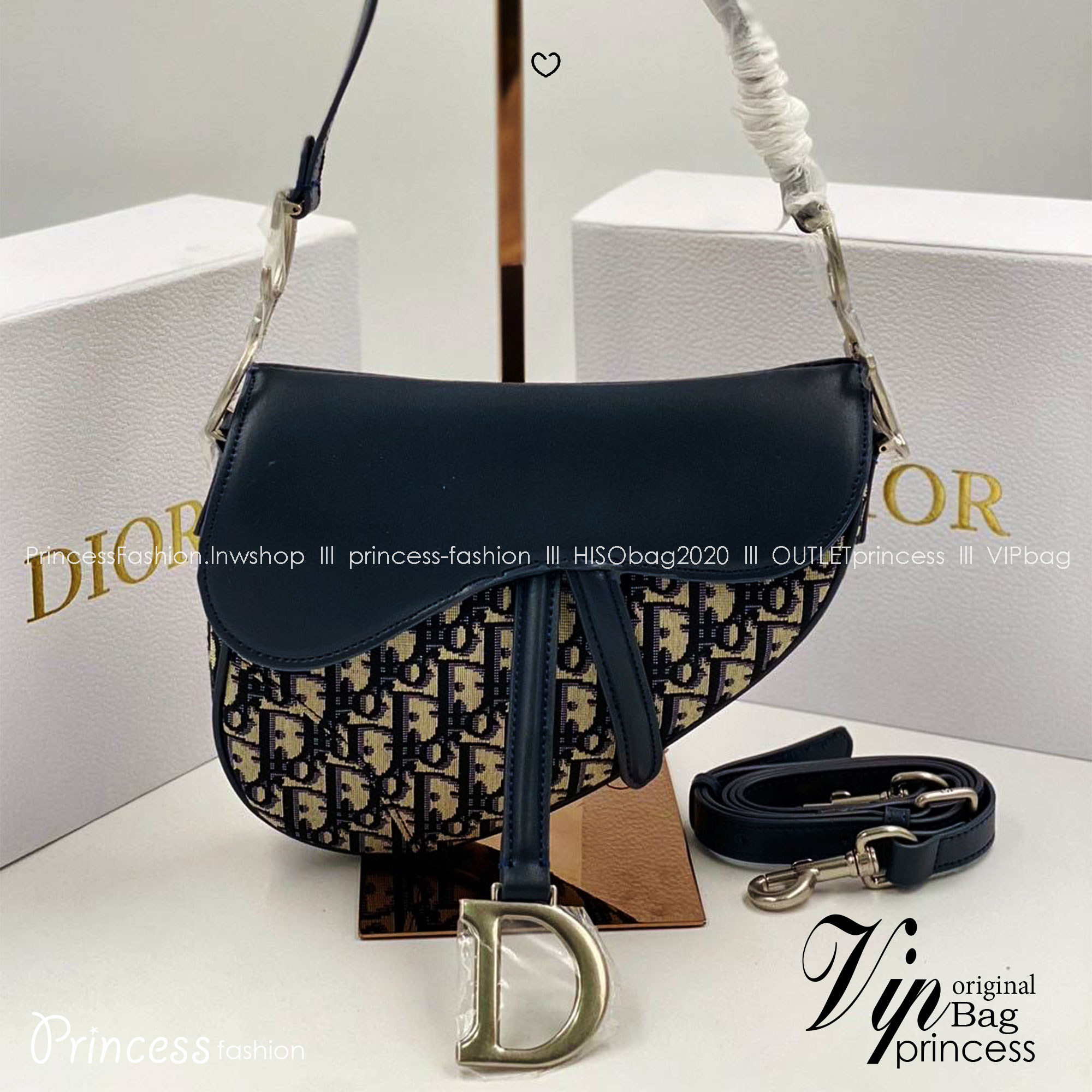 ORI หนังแท้ | DIOR Saddle Bag with Strap Grained Leather กระเป๋าถือ/สะพายทรงอานม้า รุ่นยอดนิยมที่มีเอกลักษณ์สวยงามเหนือกาลเวลา ลูกเล่นห้อยด้วยตัวอักษร D ตรงหูหิ้วมีกิมมิค CD สวยหรูดูแพง
