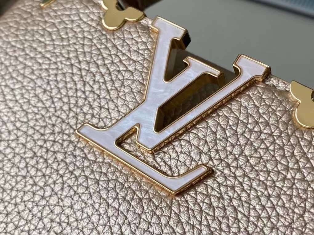 LV Capucines Mini Gold Luxury Bag 21cm เกรดท็อปออริจินอล มีความละเอียดของเนื้องานมากที่สุด ปราณีตตรงปกทุกใบ ใช้สลับของแท้ได้ ใช้งานต่างประเทศได้ เข้าออกผ่านทุก ตม. สุดยอดเดอะเบสท์ไอเท็ม สวยหรู ผู้ดี หรูหรา ดูแพงมาแต่ไกล