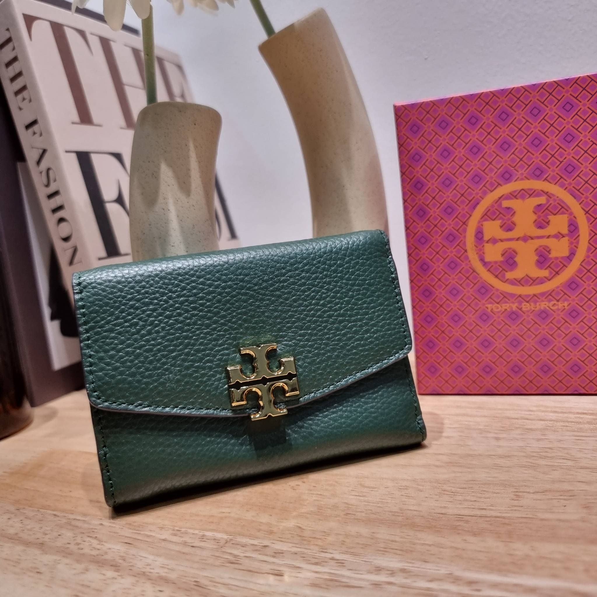 TORY BURCH KIRA MIXED MATERIALS MEDIUM FLAP WALLET กระเป๋าสตางค์ใบกลาง รุ่นยอดนิยม ดูหรูหรา ดูแพง ดีไซน์คลาสสิค ขนาดกำลังพอเหมาะ