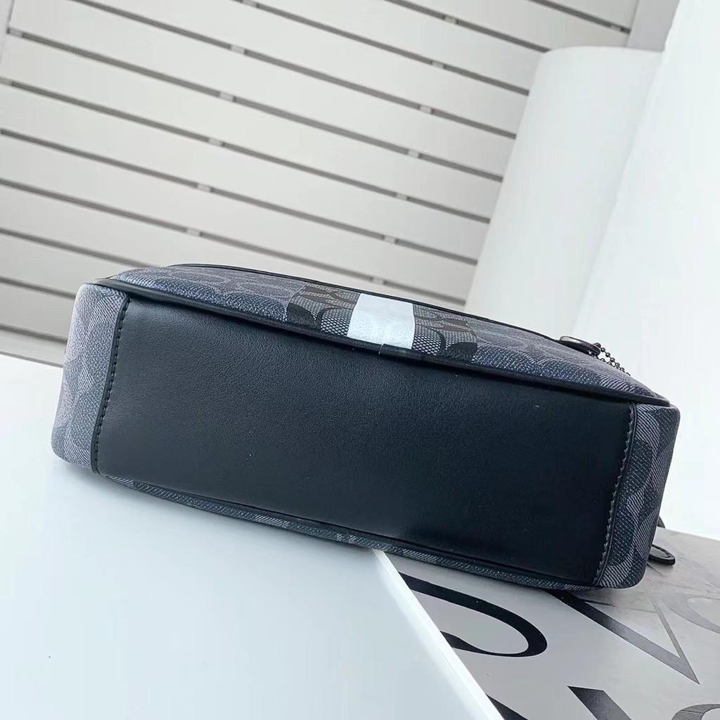 COACH Graham Crossbody In Blocked Signature C9965 กระเป๋าสะพายข้างผู้ชาย กระเป๋าผ้าเคลือบซิกเนเจอร์และหนังอย่างดี ภายในกระเป๋าเอนกประสงค์ ปิดซิปคู่ ซับในผ้า กระเป๋าสลิปด้านนอก สายปรับได้ยาว 25 นิ้ว สำหรับสะพายไหล่หรือสะพายข้าง