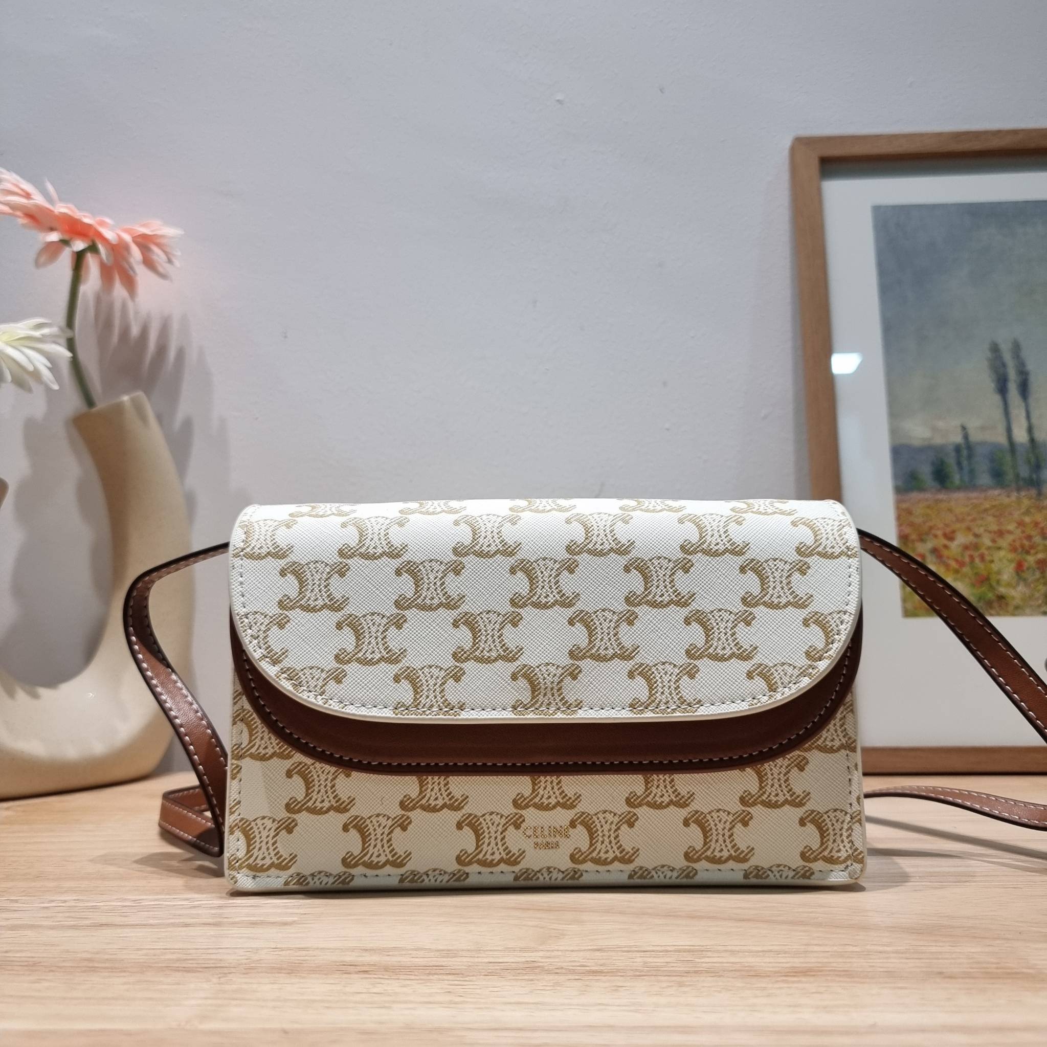 CELINE WALLET ON STRAP IN TRIOMPHE CANVAS AND LEATHER อีกหนึ่งรุ่นยอดนิยม กระเป๋าสะพายกึ่งคลัทช์ ในรูปแบบกระเป๋าสตางค์ ให้พกพาได้ง่าย ใส่ของสำคัญ มือถือ หรือบัตรต่างๆได้