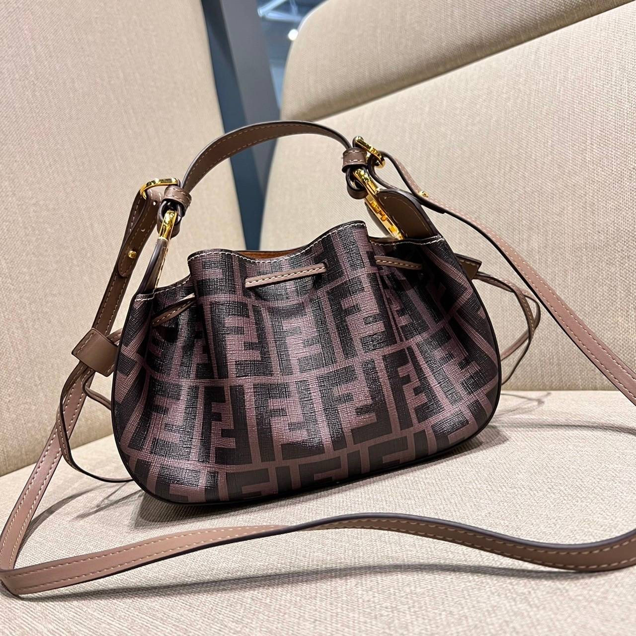 Fendi Pomodorino mini FF leather bag / FENDI FF mini bag รุ่นลิมิเต็ด หายาก ขนาดกำลังสวย ดีไซน์ทรงไม่ซ้ำใคร เก๋ๆตรงดีเทลรูดเก็บปากกระเป๋า วัสดุหนังแคนวาสเคลือบลาย มาพร้อมหูจับในตัว และสายครอสมีมาให้ ปรับได้เล็กน้อย ภายในโล่งกว้าง ใส่ของจำเป็นได้ครบ ใบจริง