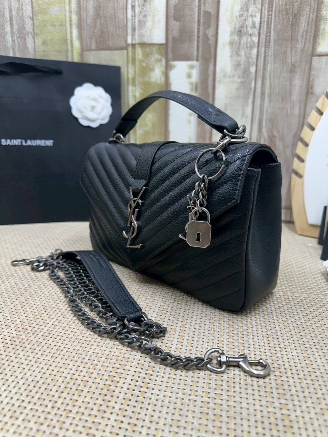 ORI หนังแท้ | YSL COLLEGE MEDIUM IN QUILTED LEATHER 25cm กระเป๋าสะพายทรงสวยสุดหรู ดูติดแกลมสุดๆ โดดเด่นด้วยโลโก้ด้านหน้า เพิ่มดีเทลความผู้ดี ไม่เคยผิดหวังจริงๆ!!