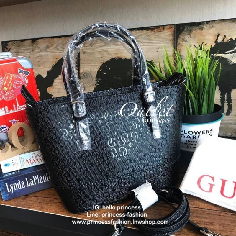 GUESS Factory Women's Mini Tote Bag กระเป๋าถือหรือสะพายทรง mini tote pu. ลายแบรนด์รอบใบ เปิดปิดด้วยซิป ภายในโล่งใส่ wallet ยาว, mini iPad และของใช้ส่วนตัวได้ หูหิ้ว และสายสะพาย ปรับระดับได้ และพิเศษ!! มาพร้อมกับพวงกุญแจปอมปอมค่ะ