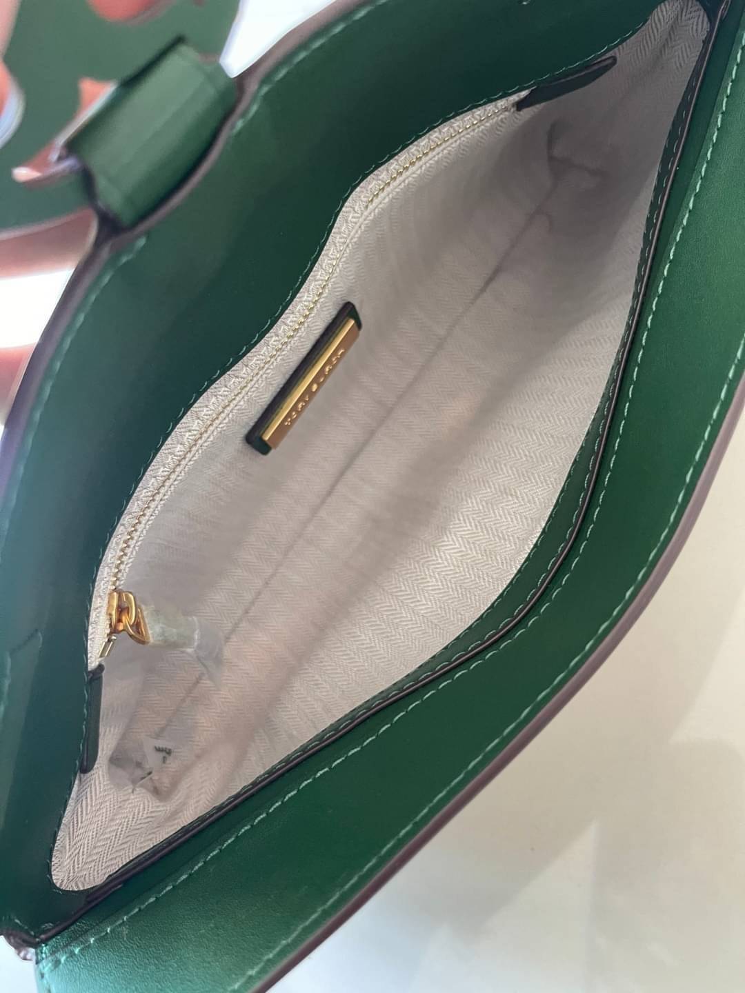 Tory burch Miller Metal clutch กระเป๋าคลัทช์ดีไซน์เรียบหรูออกแบบมาได้อย่างลงตัว ด้วยรูปทรงที่สวยงามและทันสมัย จากแบรนด์ Tory Burch ขนาดกำลังดี สามารถใส่กระเป๋าสตางค์หรือเครื่องสำอางค์ได้ตามขนาดกระเป๋า ในเรื่องของดีไซน์และอะไหล่สีทองดูแมทช์กันดีกับกระเป๋า 