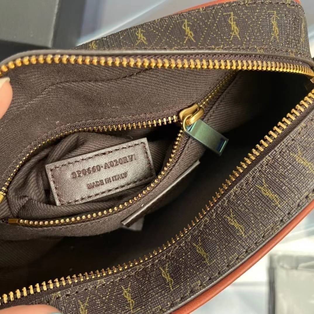 ORI SAINT LAURENT Leather-Trimmed Monogrammed Coated-Canvas Messenger Bag / YSL Messenger Bag เกรดออริจินอล หนังแท้ ใช้งานต่างประเทศได้ ภาพถ่ายจากงานขายจริง กระเป๋าสะพายสไตล์วินเทจ งานหนังแท้สวย โทนสีผู้ดีมากค่ะ ภายในโล่งจะสะพายไหล่ CROSSBODY ก็ดูดี สินค้