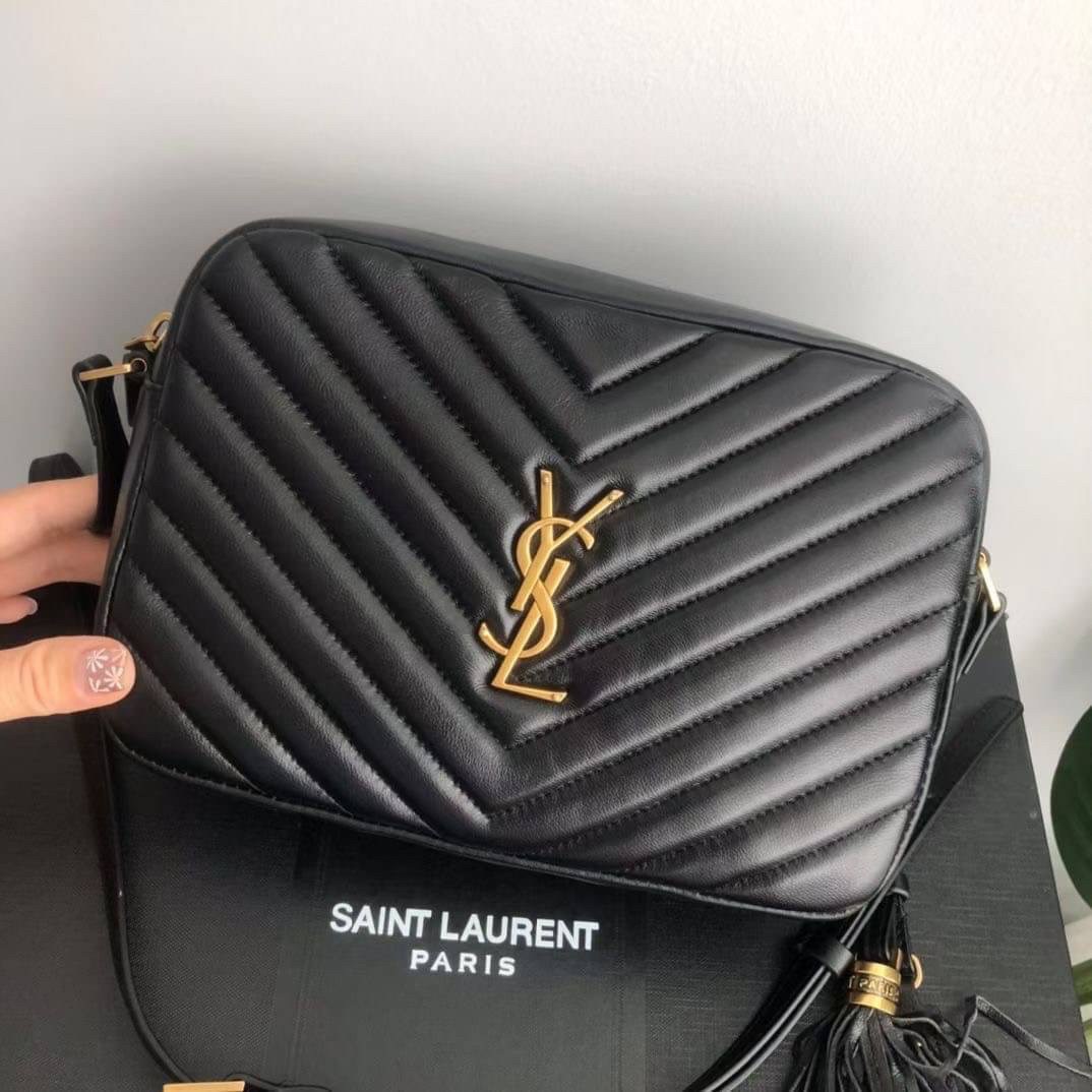 หนังแท้ YSL SAINT LAURENT Lou Medium Monogram YSL Calf Crossbody Bag Anatomy of YSL Camera Bag กระเป๋าสะพายแบรนด์ดังสุดฮิต เป็นอีกหนึ่ง Item ยอดนิยมสำหรับสาวๆ ที่รักความคล่องแคล่ว มีจุดเด่นทั้งในเรื่องการออกแบบกระเป๋า ที่สามารถนำออกมาใช้ได้ในทุกโอกาส สวย 