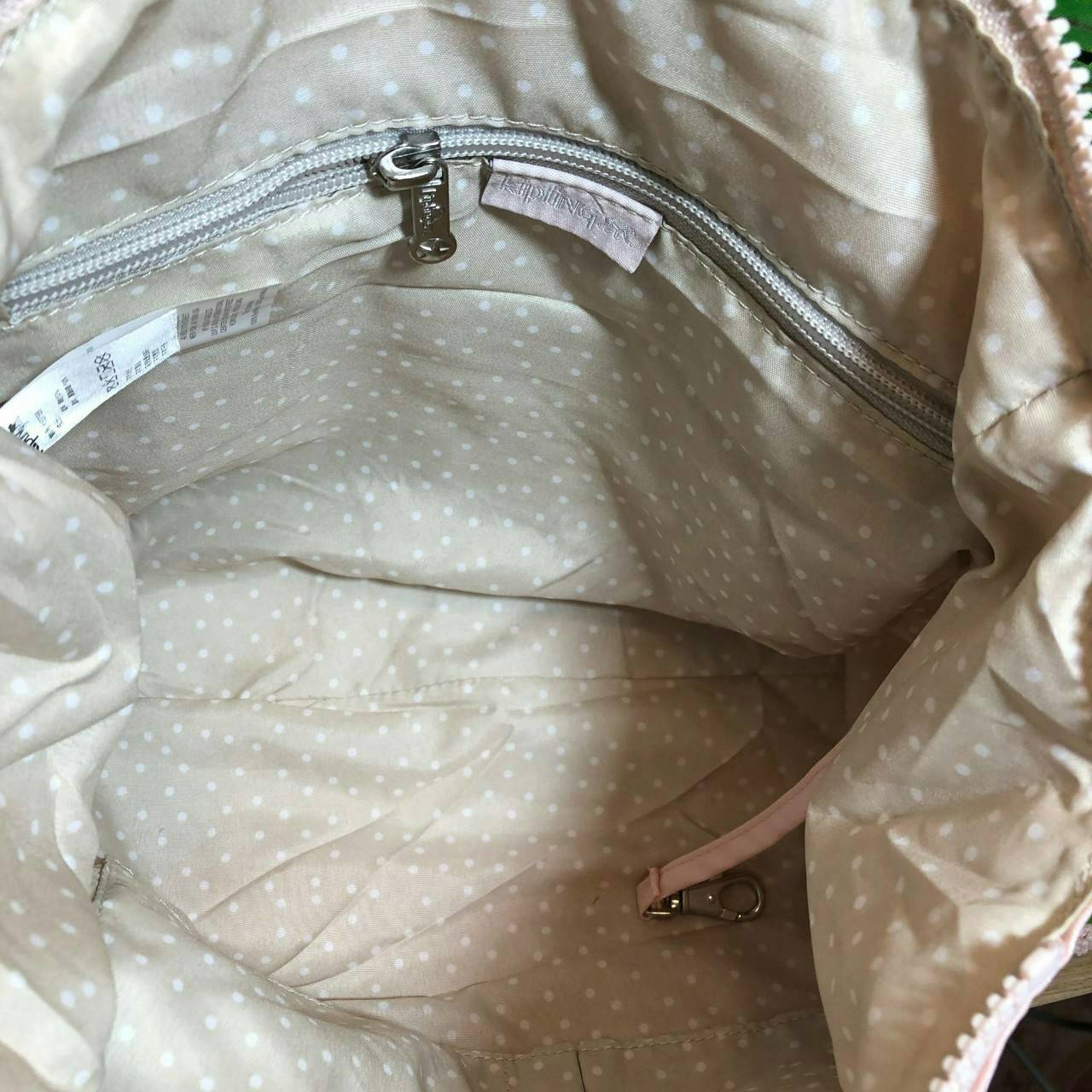 KIPLING AMIEL K15371 กระเป๋า KIPLING มาพร้อมพวงกุญเเจที่เป็นเอกลักษณ์ของเเบรนด์ เปิดปิดด้วยซิป มีสายยาว ถอดสายและปรับความยาวได้ น้ำหนักเบา ทำความสะอาดง่าย ช่องด้านในมีสายเกี่ยวกุญแจ ช่องซิปเล็กด้านใน แนะนำควรมีเลยค่า