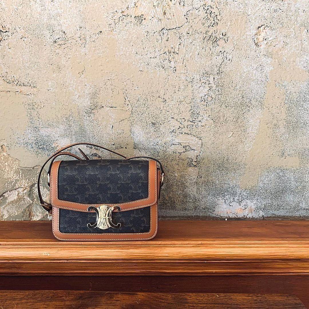 CELINE TRIOMPHE CROSSBODY BAG VIP GIFT WITH PURCHASE-GWP พรีเมี่ยมกิ๊ฟ Limited Edition จาก CELINE PERFUME DUTY FREE COUNTER วัสดุ TRIOMPHE CANVAS & LEATHER