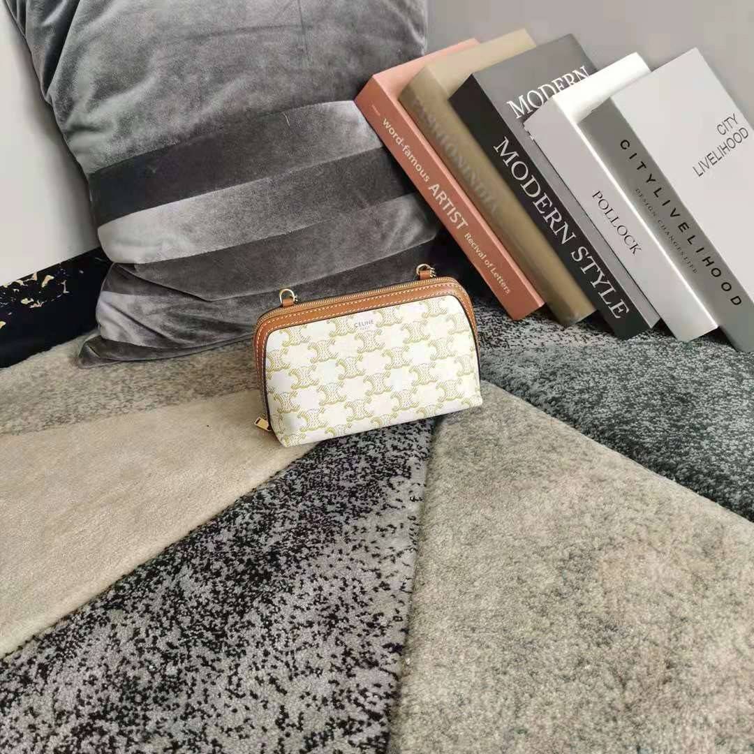 VIP 】หนังแท้ CELINE CLUTCH WITH CHAIN IN TRIOMPHE CANVAS AND LAMBSKIN WHITE/TAN กระเป๋าคลัทช์ดีไซน์เรียบหรูออกแบบมาได้อย่างลงตัว พร้อมสายสะพายโซ่ทองสุดหรู ด้วยรูปทรงที่สวยงามและทันสมัย สามารถใส่กระเป๋าสตางค์ใบสั้นหรือเครื่องสำอางค์ได้ตามขนาดกระเป๋า ในเรื่