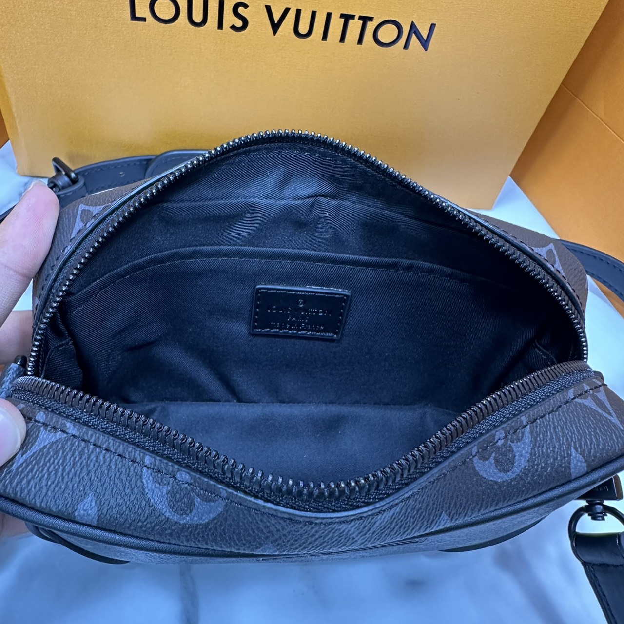 ORI หนังแท้ | LV Trocadéro Wearable Wallet Monogram Canvas 20cm กระเป๋าสะพายทรงแมสเซ็นเจอร์ดีไซน์ใช้เป็นกระเป๋าสตางค์ได้ ขนาดกำลังสวยกะทัดรัด คลาสสิคหรูหราคล่องตัว