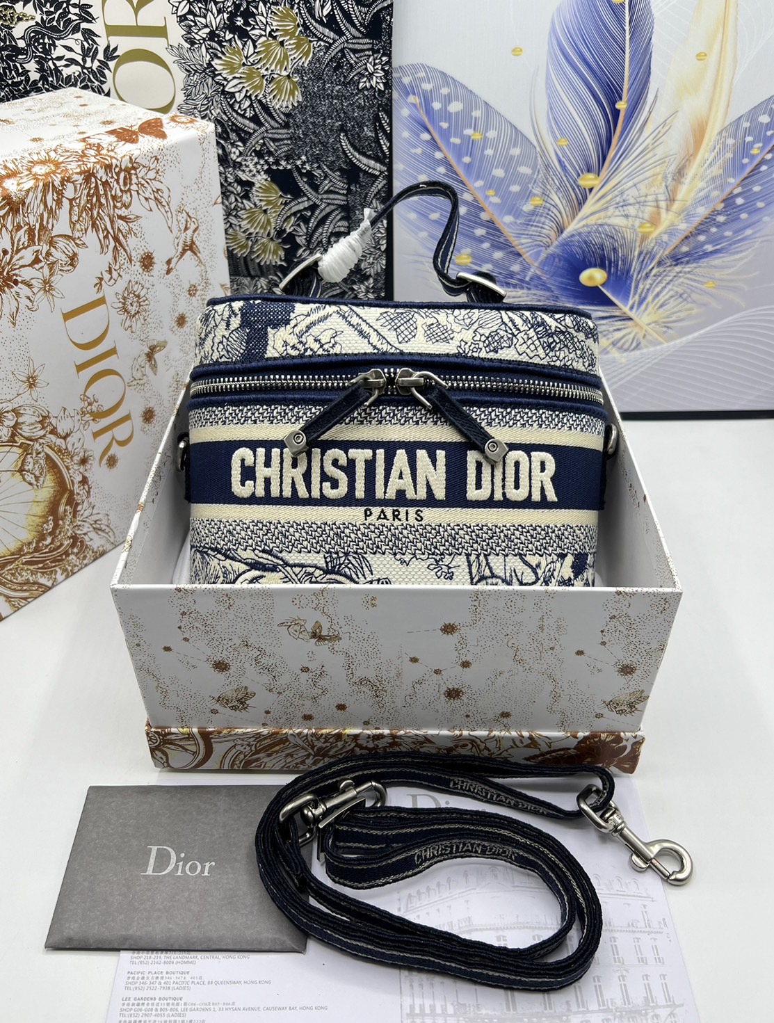 18cm Small DiorTravel Vanity Case กระเป๋าใส่เครื่องสำอาง มาพร้อมกับลวดลาย Oblique ปักอย่างประณีตและประดับด้วยสัญลักษณ์ Christian Dior Paris มาพร้อมสายสะพายและหูจับในตัว ปรับเปลี่ยนใช้งานได้ตามสไตล์