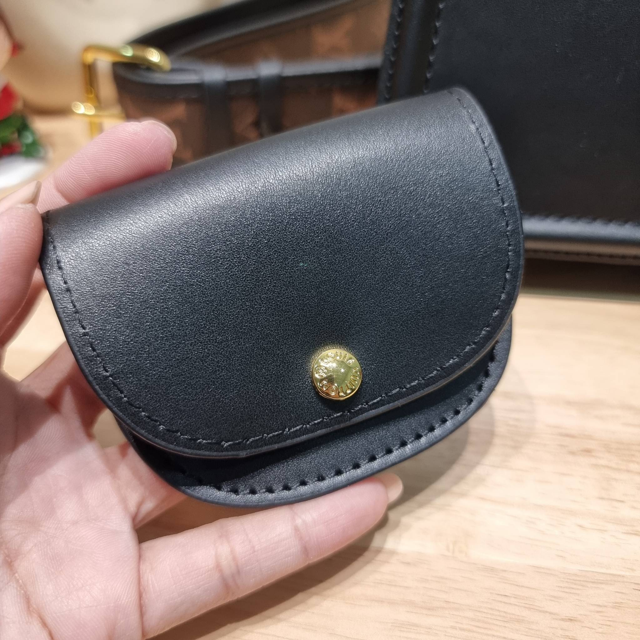 LV officier crossbody bag / LV Officier Pouch With Strap กระเป๋าสะพายเรียบหรู ดีไซน์เรียบง่าย ใช้งานสะดวก พร้อมใบลูกน่ารัก และสายสะพายเส้นใหญ่ ทนทาน แน่นหนา วัสดุหนังเรียบสวย
