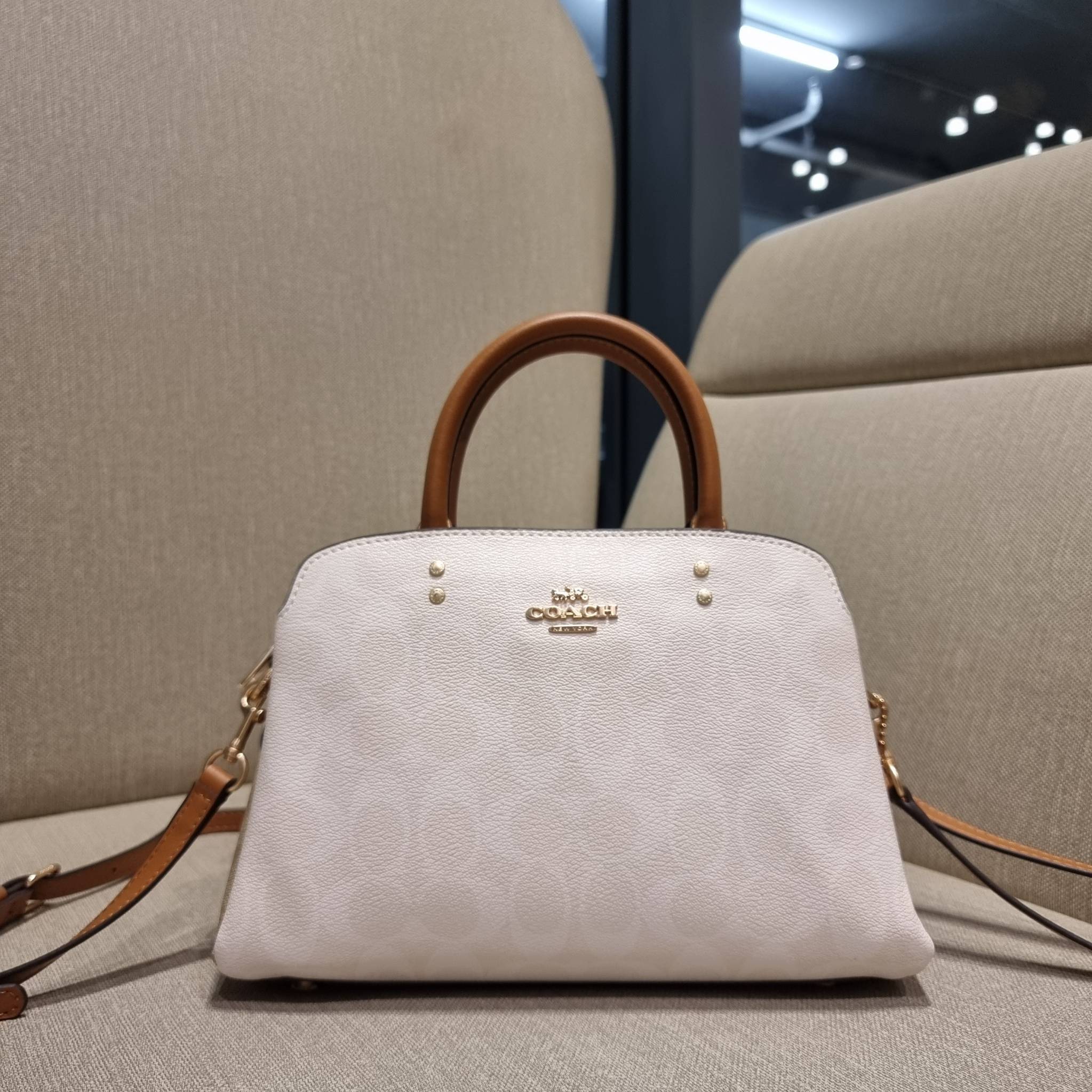 COACH C627 MINI LILLIE CARRYALL IN BLOCKED SIGNATURE CANVAS สีใหม่ล่าสุด กับรุ่นที่สุดของความขายดี คอลยอดฮิตโทนสีลูกคุณ!! กระเป๋าสะพายทรงสวย ที่ดีไซน์ออกมาให้ใช้งานง่าย สะดวก สวย หรู ดูดี!! วัสดุหนังแคนวาสเคลือบลาย มาพร้อมสายสะพายข้างและหูจับในตัว ถอดออกถ