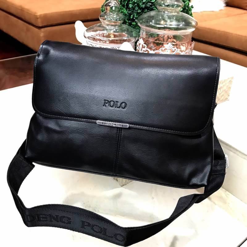 ใครที่พลาดรอบที่แล้ว รอบนี้ห้ามพลาดนะคะ! POLO MEN CROSSBODY BAG กระเป๋าสะพาย Limited Edition หนังนิ่มเรียบด้านในเป็นหนังกลับเปิดปิดด้วยฝาปิดแม่เหล็กซ่อนด้านในพร้อมซิปสะดวกใช้ ด้านหน้าปั้มโลโก้ ด้านหลังมีช่องซิป ขนาดกำลังดี น้ำหนักเบา ใส่เอกสาร A4 ipad กระ