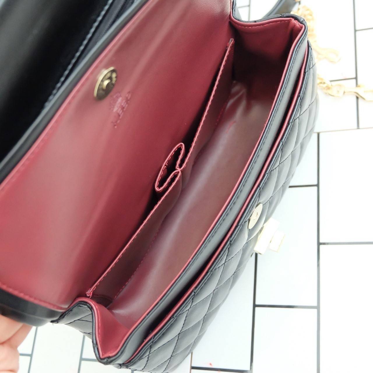 รุ่นขายดี คอลเลคชั่นใหม่ อะไหล่สี LightlyGold สวยมาก KEEP รุ่น Coco chain handbag ✨กระเป๋าทรงหรูวัสดุทำจากหนังตัวใหม่ ไมโครไฟเบอร์ สวย ทน หนัง นิ่ม ฟู ตึง สวยอยู่ทรงตามแบบฉบับของแบรนด์ รุ่นใหม่ตัวนี้ปักลายตารางสวยหรู การเย็บประณีตทุกตาราง