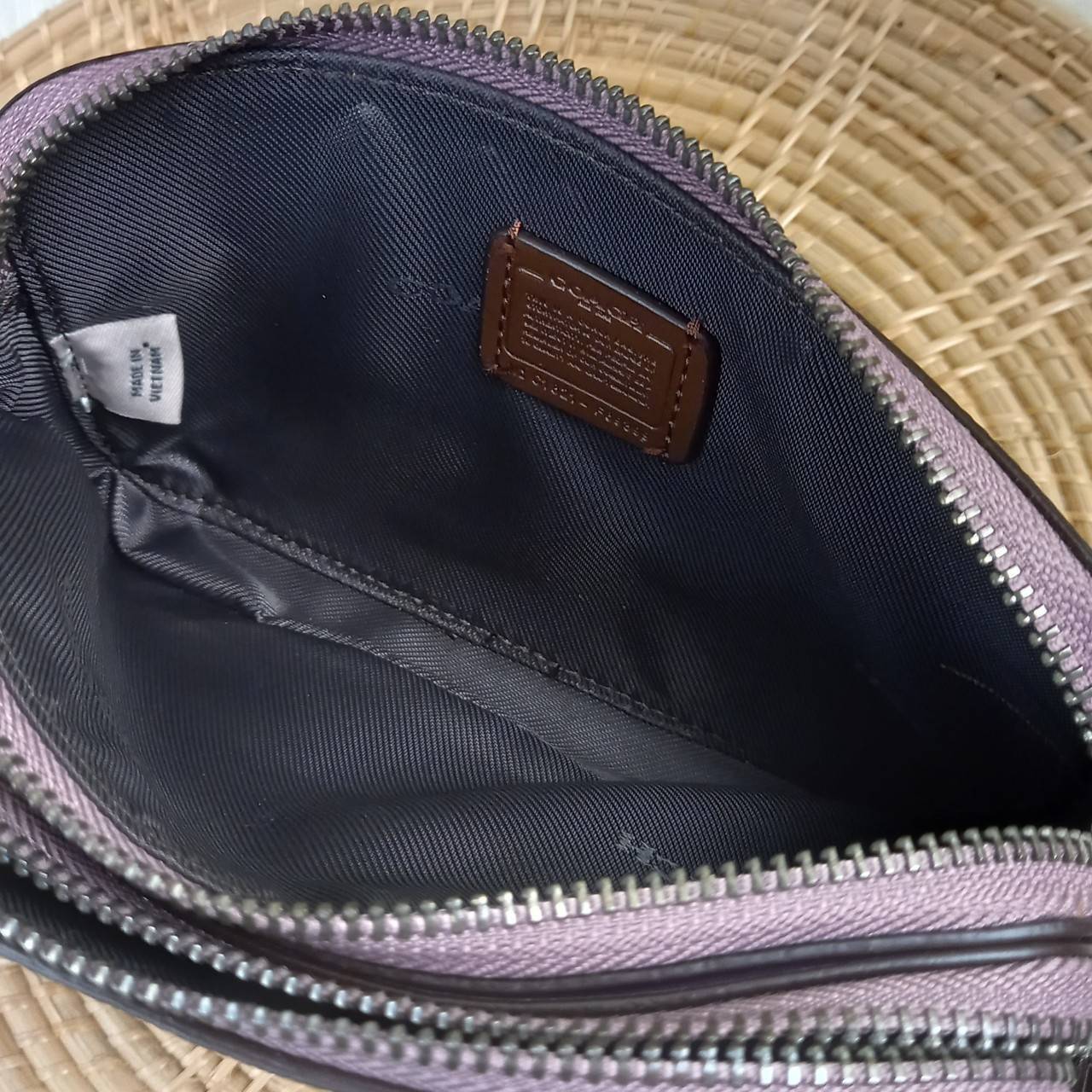 COACH KIRA CROSSBODY IN SIGNATURE CANVAS (COACH F89399)🍁เหมาะมือมาก หยิบใช้ง่ายสบายเลย🌈//รุ่นนี้ จะถือ จะคล้องมือ สะพายคลอสบอดี้ ได้หลายลุค จัดวางตามต้องการได้เลย // มีสายคล้องมือ และสายยาว สามารถถอดได้ทั้ง 2 สาย //เปิด-ปิดด้วยซิป มี2 ช่อง