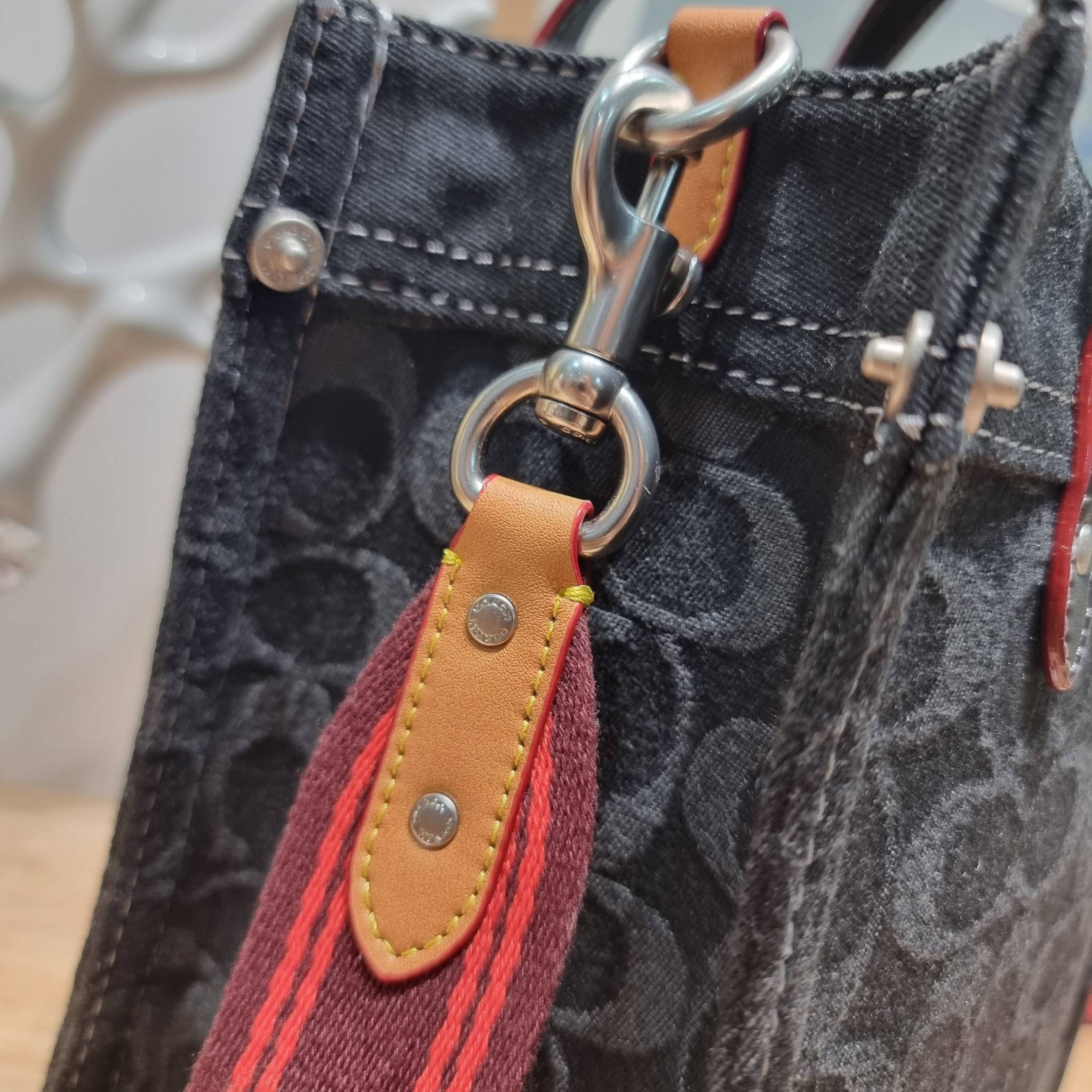 COACH CG091 FIELD TOTE 22 IN SIGNATURE DENIM คอลเลคชั่นใหม่ สีหายาก กับกระเป๋าทรงโท้ท ไซส์กำลังสวย ดีเทลปั๊มผิวเต็มใบ ดูดี มี texture