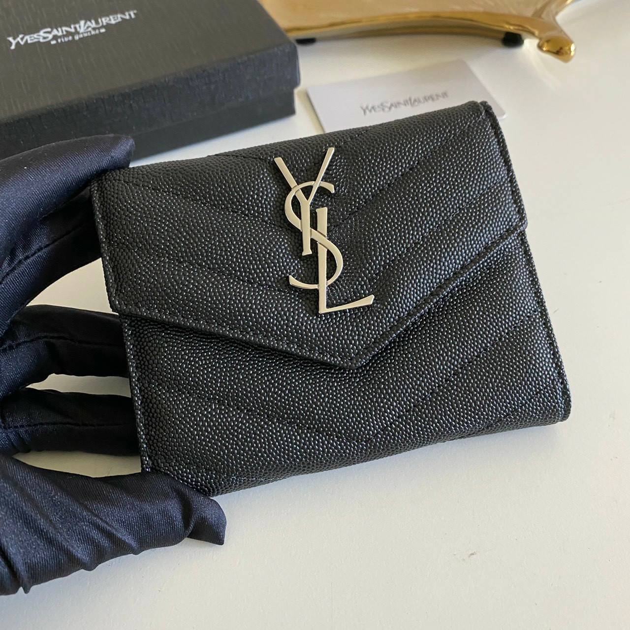 VIP GIFT 】หนังแท้ YSL 13cm SAINT LAURENT Monogram Compact Trifold Wallet กระเป๋าสตางค์ใบสั้น 3 พับ งานดีสุด รอบที่แล้วไม่พอขาย สามพับ ใส่แบงค์ ใส่บัตร ใส่เหรียญได้เยอะ ใบเดียวครบจบเลย หนังสวยมาก ละเอียดสุดๆ