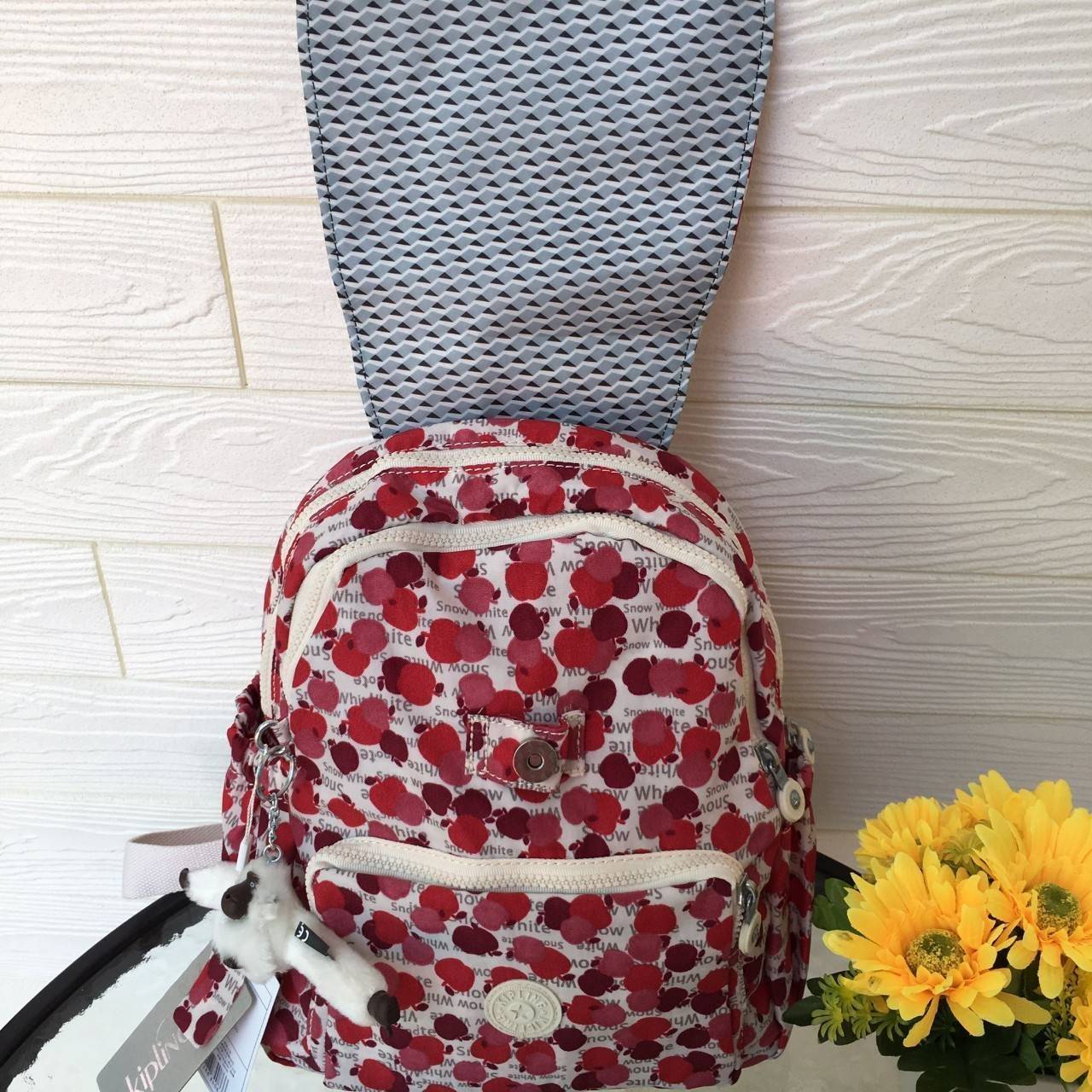 Kipling Basic Plus Capsule asia EWO 2018 k14376 Kipling มาพร้อมดีไซน์ทันสมัย สนุกสนาน ใช้งานได้อย่างคล่องตัว ด้วยสีและลายสุดคลาสสิก โดดเด่นด้วยพื้นที่ภายในและช่องต่างๆ ที่ให้คุณจัดเก็บของสำคัญได้ครบถ้วน