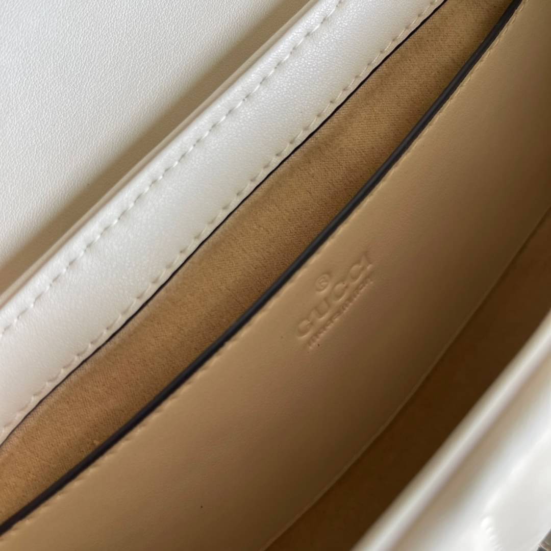 หนังแท้ GUCCI GG Marmont leather shoulder bag แบบใหม่ล่าสุด ราคานี้หนังแท้คือคุ้มมากเลยค่าสาวๆ ต้องจัดแล้วน้าา ยกระดับความหรูให้กับตัวเองกันหน่อย ด้วยกระเป๋ารุ่นนี้!! ครอสบอดี้ที่ดีไซน์หรู อัพเลเวล ในราคาที่จับต้องได้ พร้อมเสิร์ฟความสวยตรงถึงบ้านแล้วจ้า