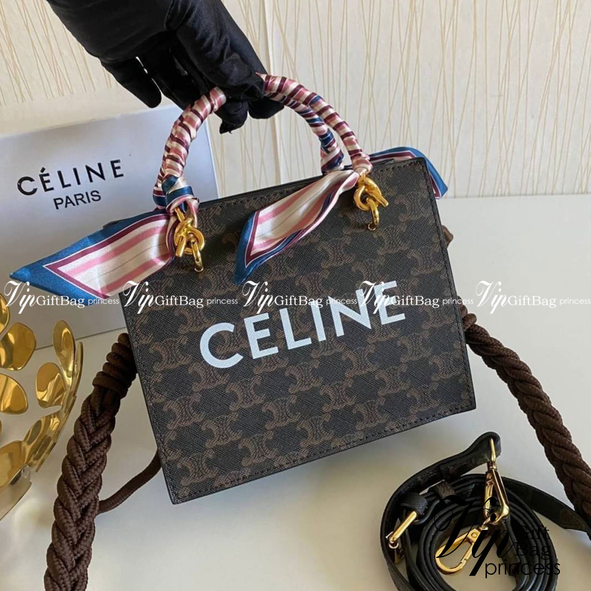 CELINE Tote Bag / Celine Mini Vertical Cabas In Triomphe Canvas And Calfskin With Celine Print Tan พร้อมส่งที่ไทย!! ที่นี่ที่เดียว สวยน่ารักมากๆ ใช้งานดี ถือได้ สะพายได้ กระเป๋ารุ่นโท้ทที่ถามกันเยอะมาก บอกเลยน่ารักสุดๆ สายสะพายมีมาให้สองสาย สายหนัง สายเชื
