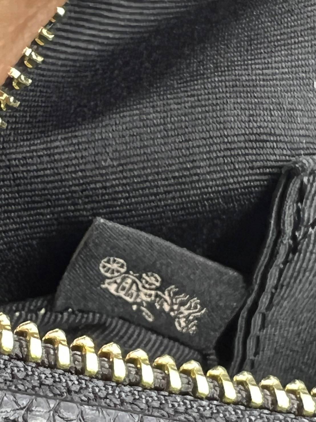 COACH JES CROSSBODY WITH HORSE AND CARRIAGE PRINT ((91109)) กระเป๋าสะพายครอสบอดี้ร์ หนังแท้นิ่ม ลายปริ้นรถม้าทั้งใบสวยงามมากๆค่ะ กระเป๋าแบ่งเป็น2ช่องซิปหลัก ช่องกว้างสามารถใส่กระเป๋าเงินใบยาวได้;ของจำเป็นได้ครบเลยค่ะ;มีช่องให้ใส่ของจุกจิก;พร้อมช่องโล่งด้า