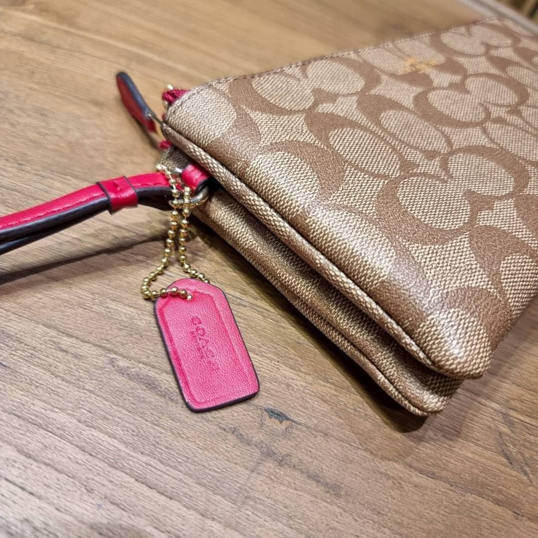 COACH F54057 DOUBLE ZIP WALLET IN SIGNATURE กระเป๋าคล้องมือ size L ใบนี้ใส่มือถือได้ทุกรุ่น ขนาดกำลังดี พกพาสะดวกมากๆ วัสดุหนังสังเคราะห์ ภายในเป็นผ้าสีสวยคม ใส่ธนบัตร ใส่บัตรได้เยอะ ใส่มือถือได้สบายๆทุกรุ่น ตอบโจทย์สาวๆที่ไม่ชอบพกเยอะวุ่นวายจ้า ใบนี้เอาอ