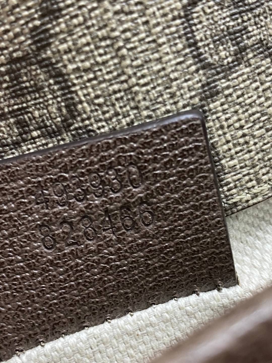 VIP 】หนังแท้ Gucci GG belt bag อีกหนึ่งกระเป๋าคาดอก ที่เป็น unisex และหายากไปอีก ดีไซน์ย้อนยุคยอดฮิต ขนาดกะทัดรัดพกสะดวก วัสดุหนังแคนวาส ทนทาน ภายในเป็นช่องโล่ง ใส่โทรศัพท์ได้ ของจุกๆสำคัญๆได้ สายสะพายปรับได้ตามตัว ใบจริงเห็นแล้วหลงรัก คุ้มค่าที่สุด จัดเล