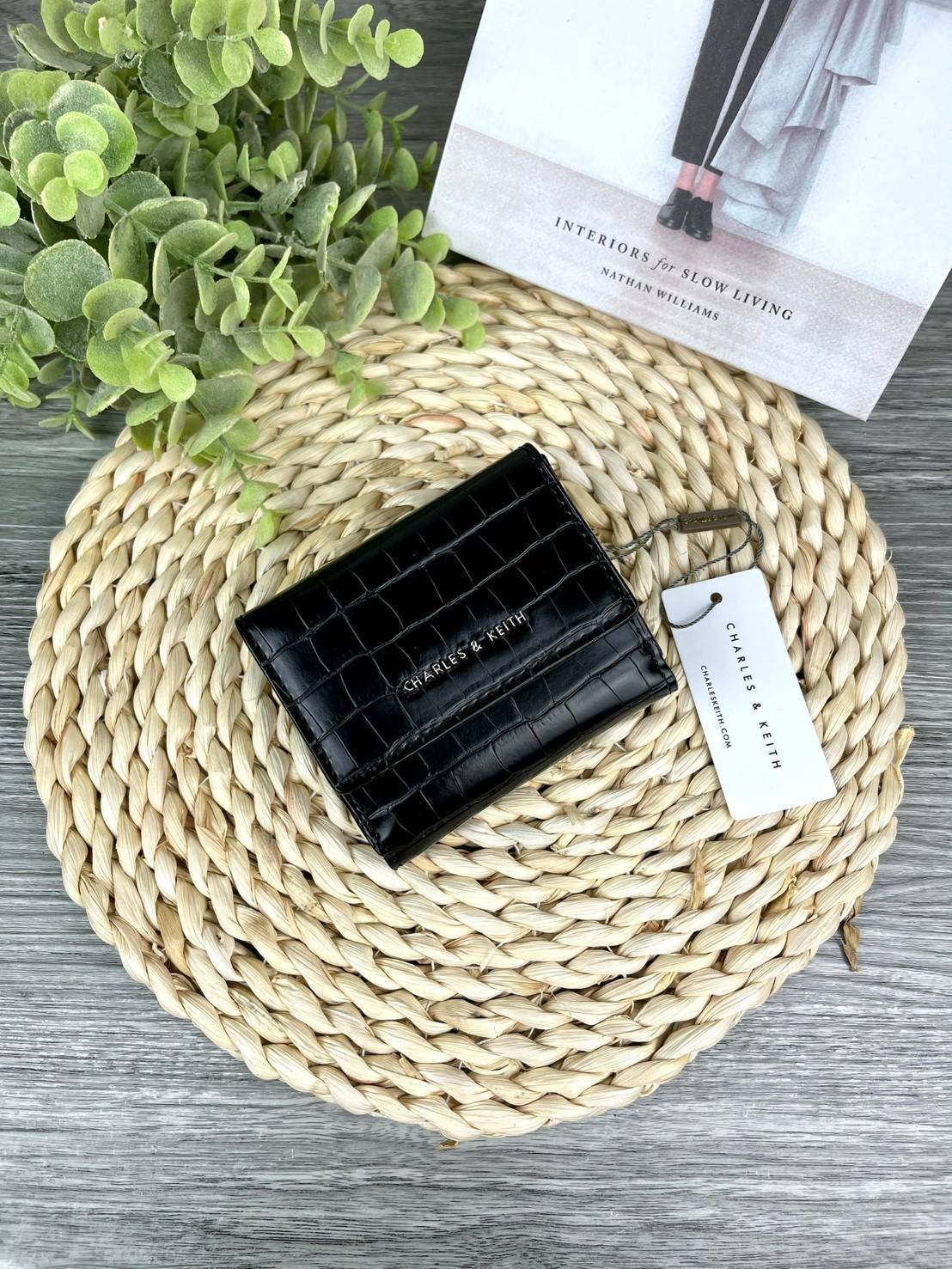 Charles & Keith Croc-Effect Short Wallet กระเป๋าเงิน 3 พับใบสั้น จุของได้ครบ! วัสดุพิมพ์ลายจรเข้