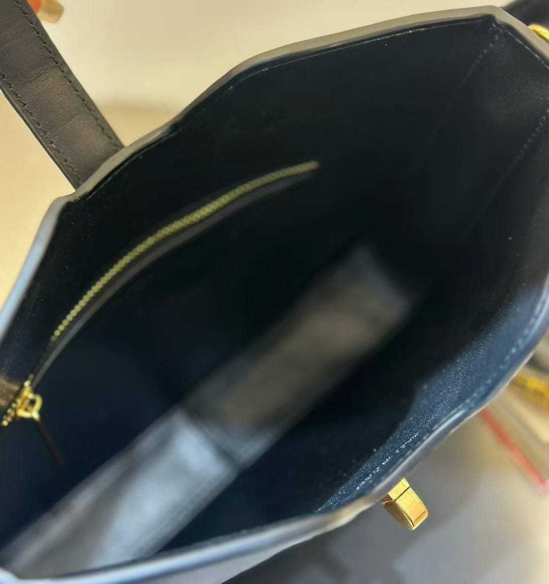 ORI หนังแท้ | CELINE CAMILLE 16 SOFT BAG IN SMOOTH กระเป๋าทรงโฮโบที่ตัวแม่ตัวมัมใช้กันเยอะสุดๆ ด้วยรูปทรงยอดนิยม สะดวกใช้ด้วยอะไหล่บิดล็อค สีทองสวยโดดเด่น