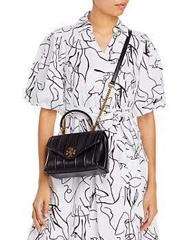 TORY BURCH KIRA QUILTED SMALL SATCHEL มาแล้วด่วนๆ!! กับคอลที่ปังไม่ไหว พร้อมเสิร์ฟสีคลาสสิค กระเป๋าถือ/สะพาย ทรงสวย สะพายคล่องตัว หนังแท้ ดีไซน์บุนวม เส้นคมสวยหรู วัสดุหนังแกะ สัมผัสดีงาม นิ่มมือ เปิด-ปิดด้วยอะไหล่บิดล็อค ภายในเป็นช่องโล่ง มีช่องซิป ใส่ขอ