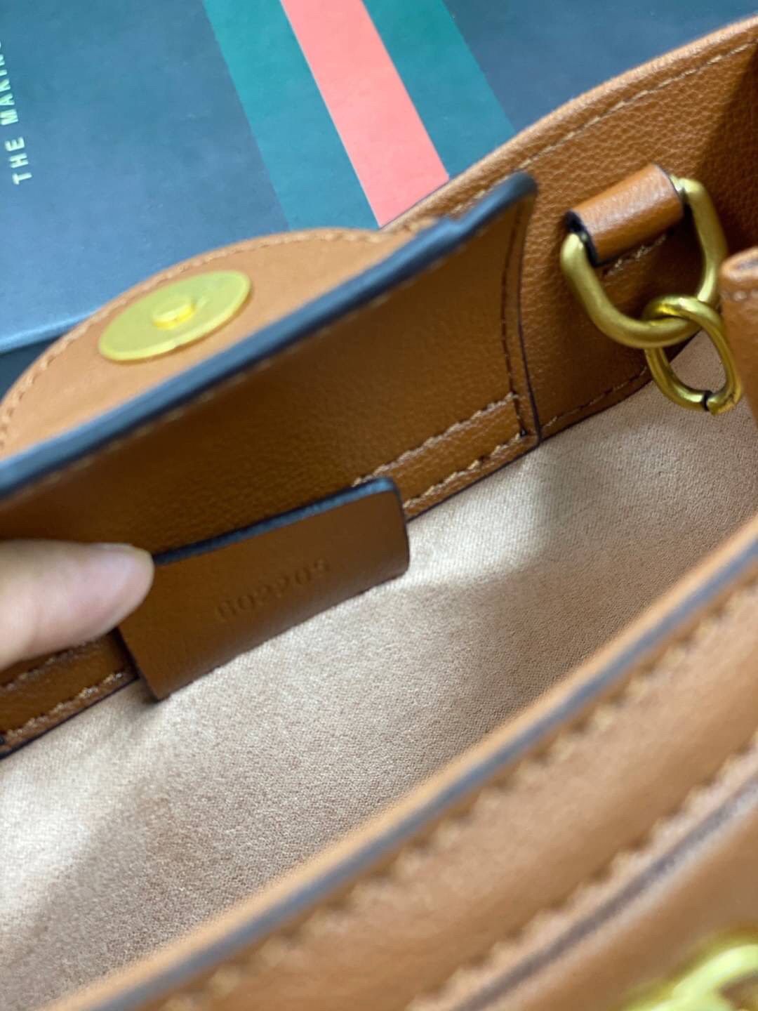 VIP GIFT 】หนังแท้ GUCCI Diana mini tote bag กระเป๋างานหูไม้ไผ่สุดคลาสสิก ดีไซน์มาใหม่พร้อมเข็ดขัดหนังสีสะท้อนแสงประดับตรงหูกระเป๋า ขนาดมินิกำลังน่ารักเลยค่ะ วัสดุหนังแท้ อะไหล่ทอง งานสวยตั้งอยู่ทรง มีสายสะพายยาว 1เส้น สามารถปรับระดับได้-ถอดได้ งานเก๋ไก๋ที