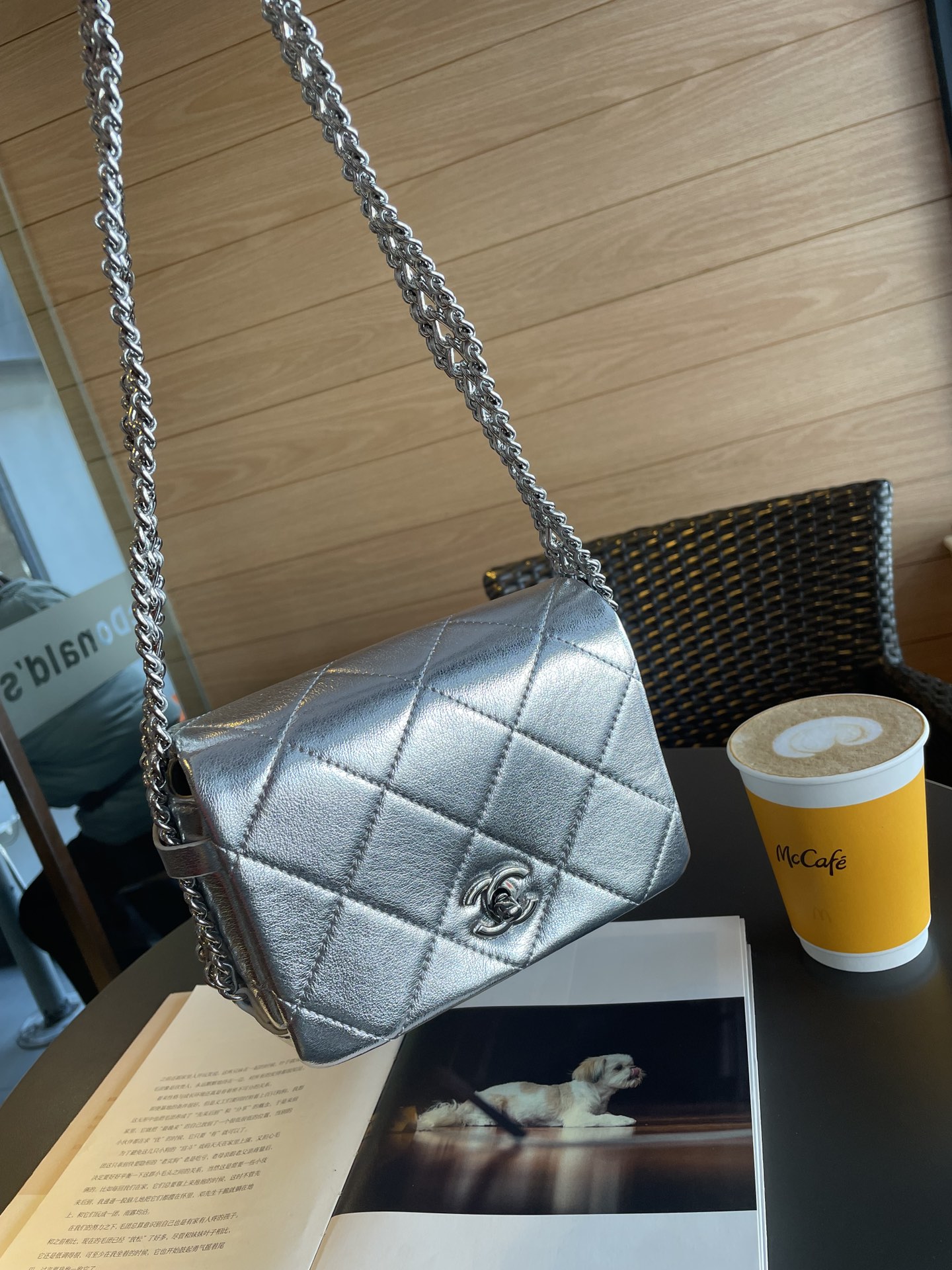 Chanel shoulder bag with chain 8" / Chanel Bag พร้อมส่ง กระเป๋าสะพาย สายโซ่อะไหล่เงินทบสามชั้น หรูหรา งานหนังเรียบสวย มาพร้อมกล่อง อปก ครบเซ็ท รอบนี้จัดราคาพิเศษสุดคุ้มค่ะ ใช้งานต่างประเทศได้ ภาพถ่ายจากงานขายจริง
