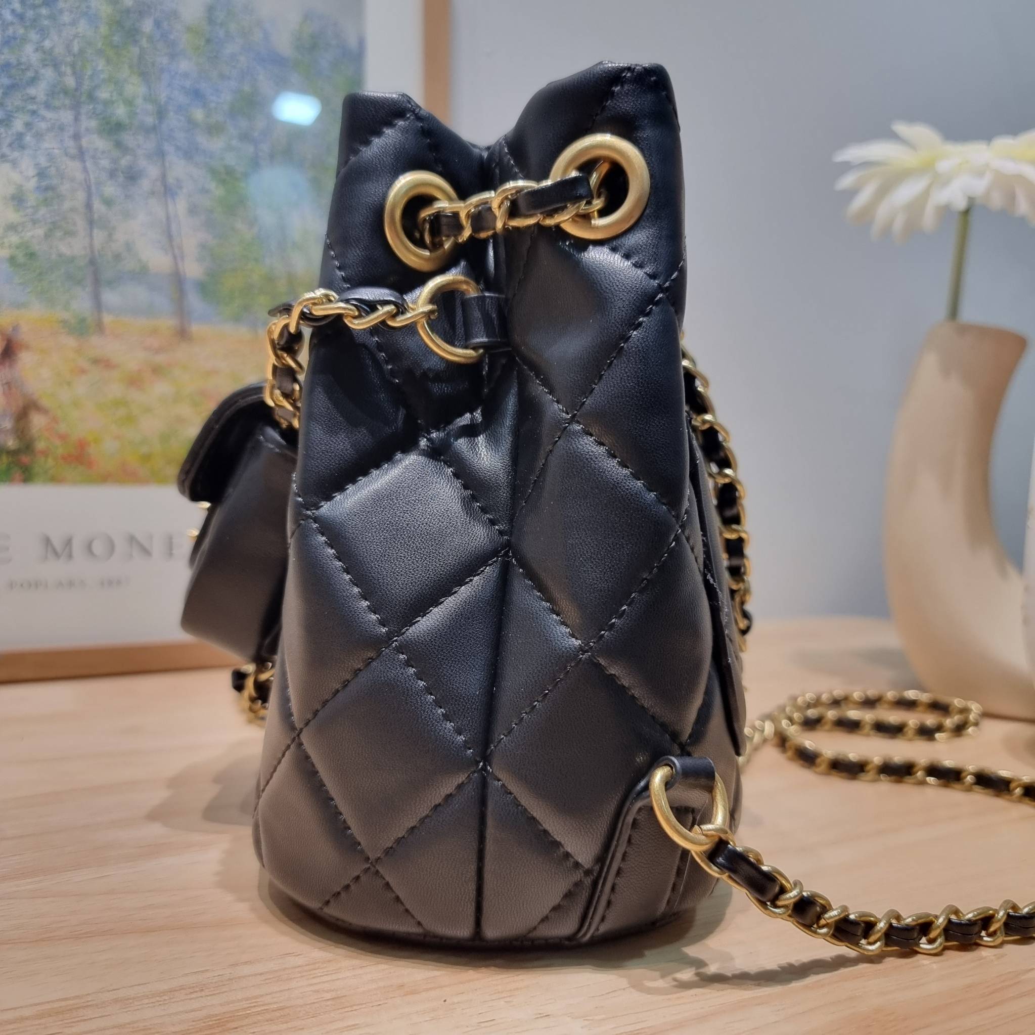 Chanel small backpack กระเป๋าสะพายหลังใบเล็ก โลหะสีทอง ดีไซน์ 2023 น้องน่ารักตะโกนม้าก!! กับกระเป๋าทรงเป้ ขนาดน่ารักน่าใช้ ดีเทลดีงาม มีใบลูกติดในตัวกระเป๋า สะดวกใช้สุดๆ