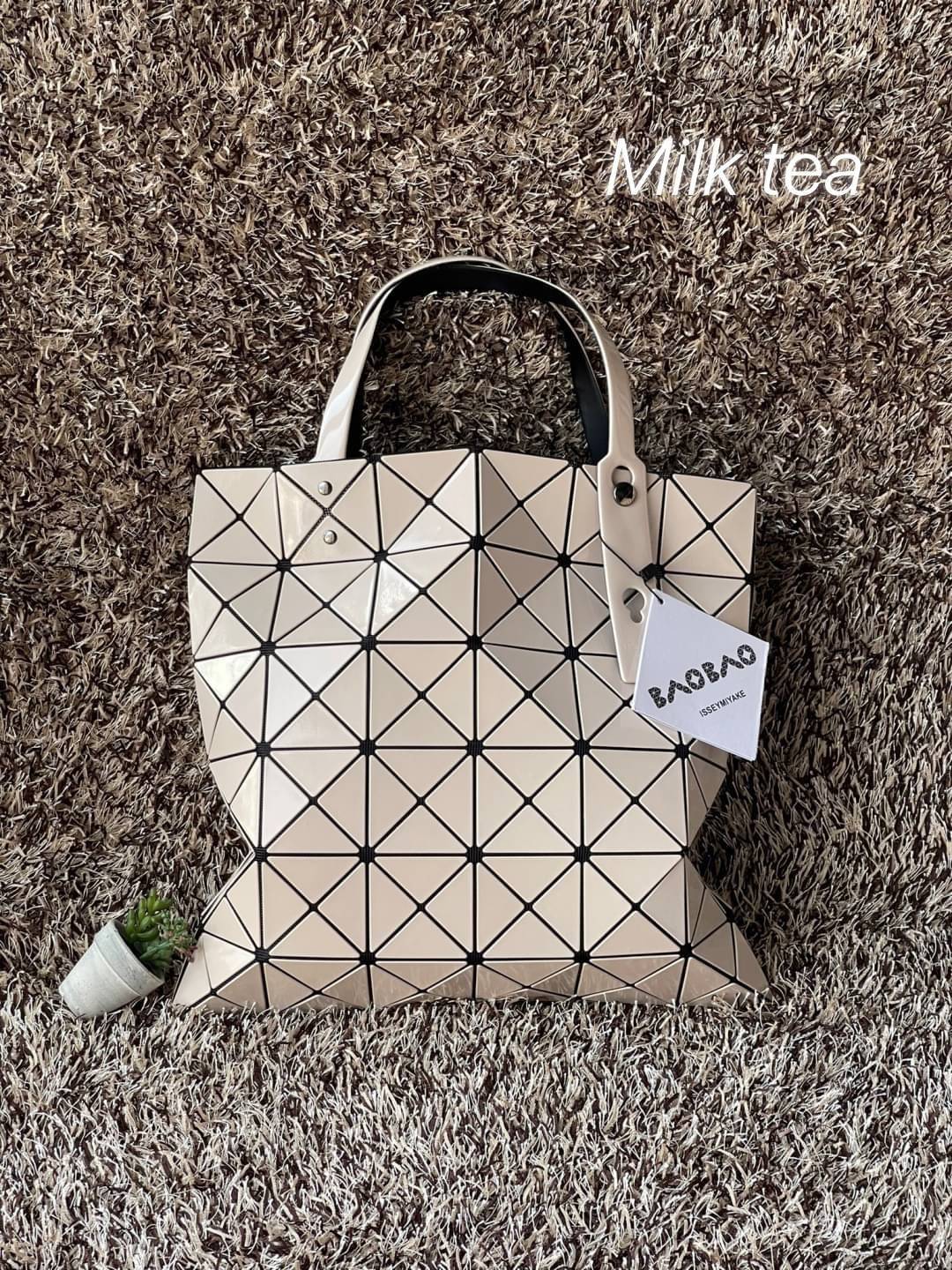 Baobao Issey Miyake 6x6 กระเป๋า Tote รุ่นนี้ถือว่าเป็นกระเป๋า Tote ไซส์กลางที่เหมาะกับการพกพาสิ่งของที่จำเป็นในทุก ๆ วัน มาพร้อมสายที่สามารถปรับได้ทั้งสองสาย และมีช่องใส่ของช่องเล็กด้านใน 1 ช่อง จุของได้เยอะแถมยังทนทาน ใช้เป็น Everyday Bag ได้เลยคะ พกพาสะ