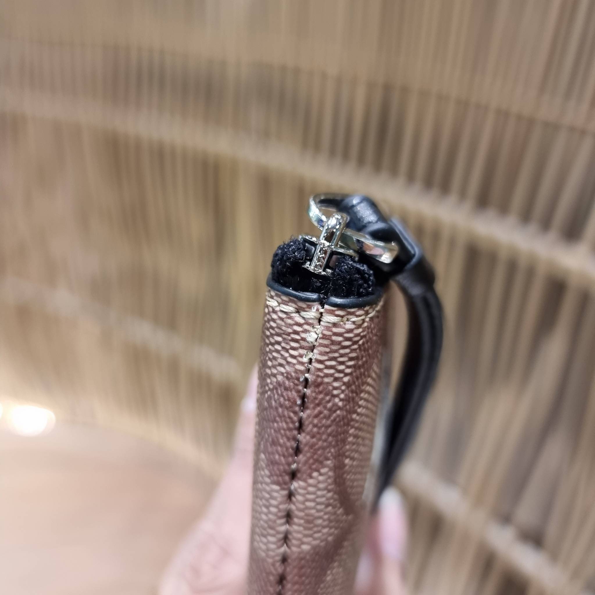 COACH C4589 COACH x PEANUTS CORNER ZIP WRISTLET IN SIGNATURE CANVAS WITH SNOOPY PRINT เหล่าผองเพื่อนและสนูปพีมาแล้วจ้า คอลเลคชั่นสุดน่ารักที่ฮอตไม่มีตก กระเป๋าคล้องมือ ขนาดเหมาะพกพากำลังเหมาะ วัสดุหนังแคนวาสเคลือบลาย ภายในเป็นช่องโล่ง ใส่ธนบัตร หรือใส่บัต