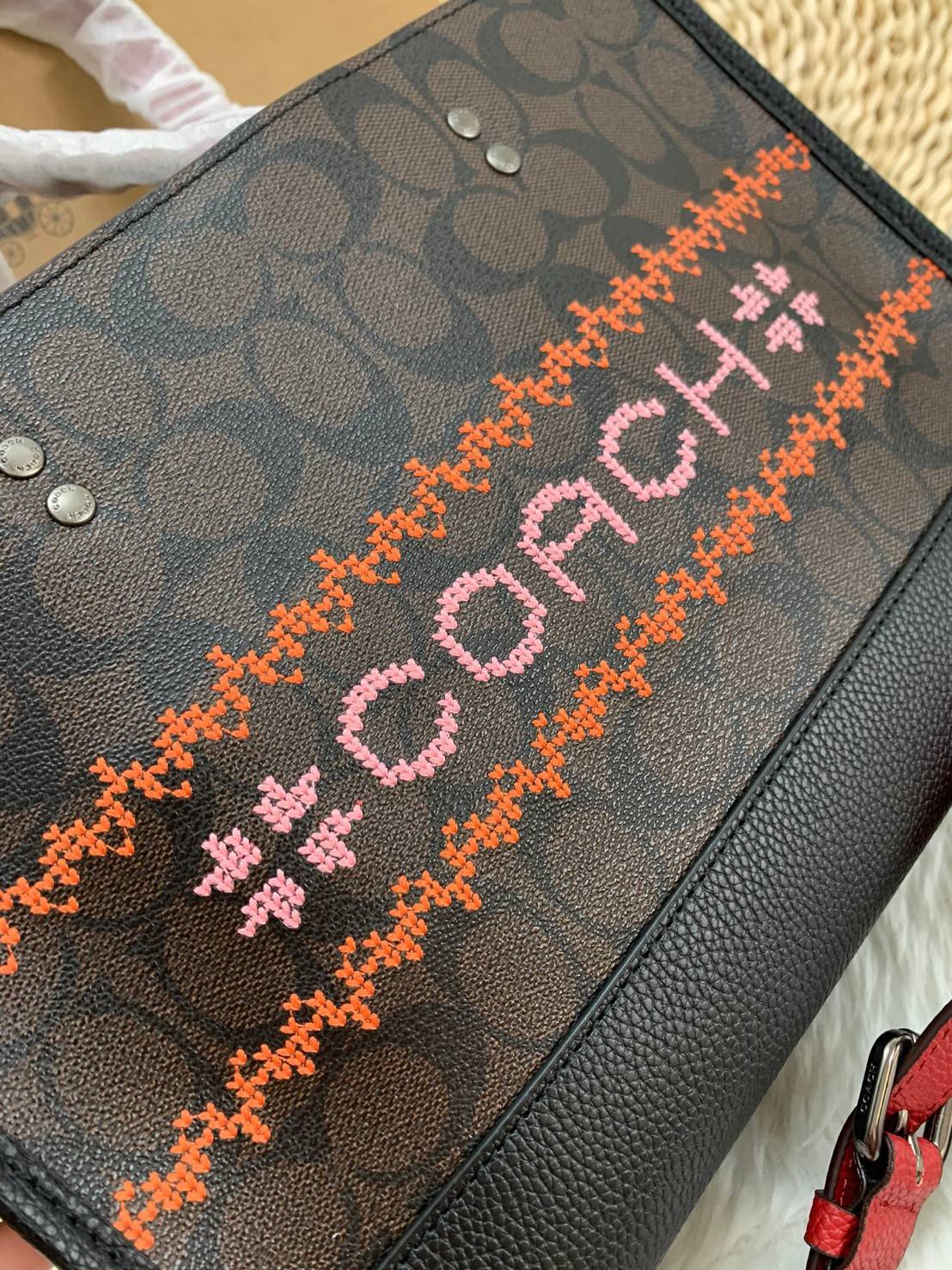 พร้อมส่ง 4ลาย 🌈ไม่มีในช๊อปไทยจร้าา😘 COACH DEMPSEY CARRYALL IN SIGNATURE JACQUARD WITH STRIPE AND COACH PATCH (C2826,C1527,C4113) พร้อมส่งความสวย! คุณภาพจัดเต็มค่ะ กระเป๋าทรงTote วัสดุ Jackquard+หนังแท้ ได้ลงตัวสวยงาม ด้านหน้ามีโลโก้แบรนด์ว