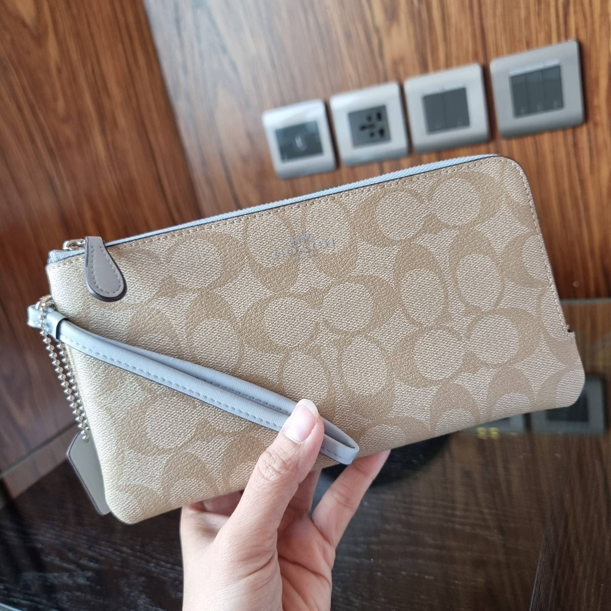 COACH F54057 DOUBLE ZIP WALLET IN SIGNATURE กระเป๋าคล้องมือ size L ใบนี้ใส่มือถือได้ทุกรุ่น ขนาดกำลังดี พกพาสะดวกมากๆ วัสดุหนังสังเคราะห์ ภายในเป็นผ้าสีสวยคม ใส่ธนบัตร ใส่บัตรได้เยอะ ใส่มือถือได้สบายๆทุกรุ่น ตอบโจทย์สาวๆที่ไม่ชอบพกเยอะวุ่นวายจ้า ใบนี้เอาอ