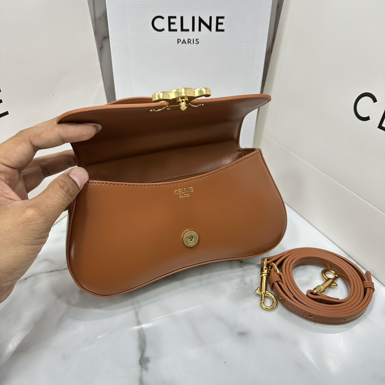 ORI หนังแท้ | CELINE TEEN CELINE LOLA IN shiny calfskin กระเป๋าสะพายทรงคลัช หนังเรียบผิวสัมผัสนุ่มลื่น คอลเลคชั่น Essentials เหนือกาลเวลาสำหรับผู้หญิงและผู้ชาย