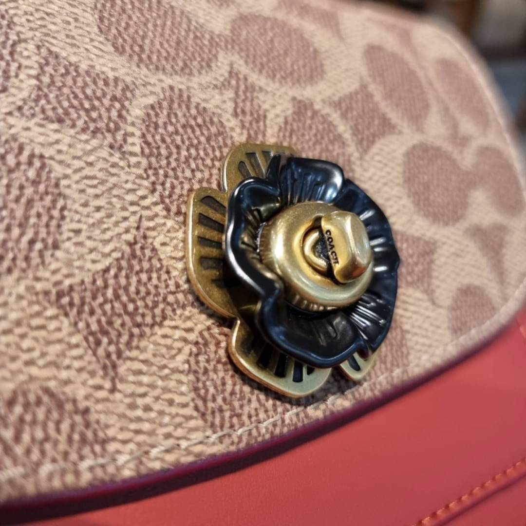 COACH C2462 MADISON SHOULDER BAG 16 IN SIGNATURE CANVAS WITH RIVETS กระเป๋าสะพายข้าง ไซส์กะทัดรัด พกพาง่าย น้ำหนักเบา ดีไซน์สวย โดดเด่นด้วยตัวล็อครูปดอกไม้ สีสันตกแต่งตัดกันกับลายซีอย่างลงตัว วัสดุหนังแคนวาสเคลือบลาย ภายในแบ่งสัดส่วนให้อย่างดี มาพร้อมสายส