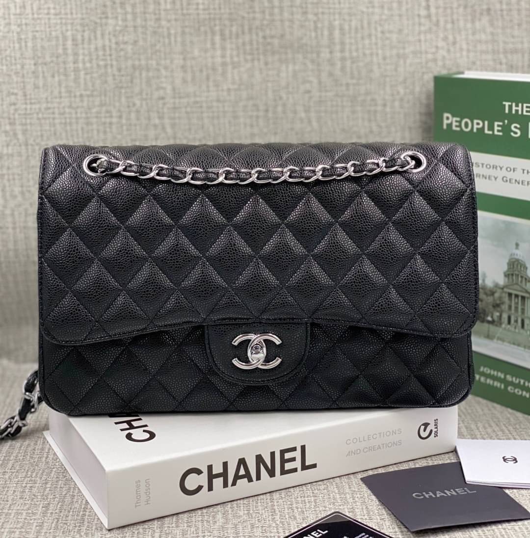 หนังแท้ CHANEL LARGE CLASSIC JUMBO HANDBAG 30cm พร้อมส่งที่ไทย Lambskin & Grained Calfskin กระเป๋าสะพายคลาสสิกใบใหญ่ หนังแท้และโลหะสีทอง/สีเงิน ภาพสินค้าถ่ายจากงานขายจริง ใช้งานต่างประเทศได้