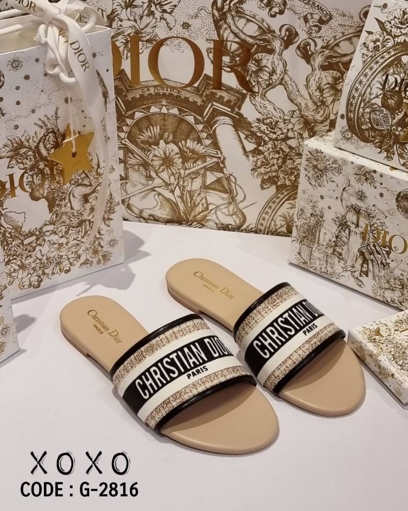 Christian Dior รองเท้า งานสวม วัสดุผ้าทวีส ด้านหน้า มีโลโก้แบรนด์ว่าง สวย เก๋ ชนช้อป แมทส์ชุดง่าย น้ำหนักเบา