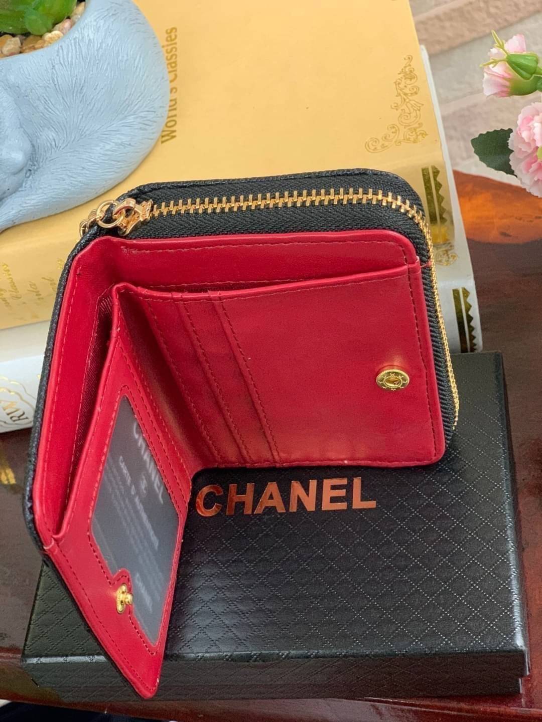 Chanel Short Wallet Caviar Skin กระเป๋าสตางค์แบบสั้น งานพรีเมี่ยมกิ๊ฟสุดพิเศษ มาพร้อมกล่องและการ์ด สำหรับมอบเป็นของขวัญให้กับคนพิเศษในโอกาสดีๆ กระเป๋าสตางค์สั้นใบนี้สามารถใช้งานได้ทั้ง2ด้าน มีทั้งด้านช่องซิปใส่เหรียญ อีกด้านสำหรับใส่ธนบัตรและการ์ด วัสดุลา