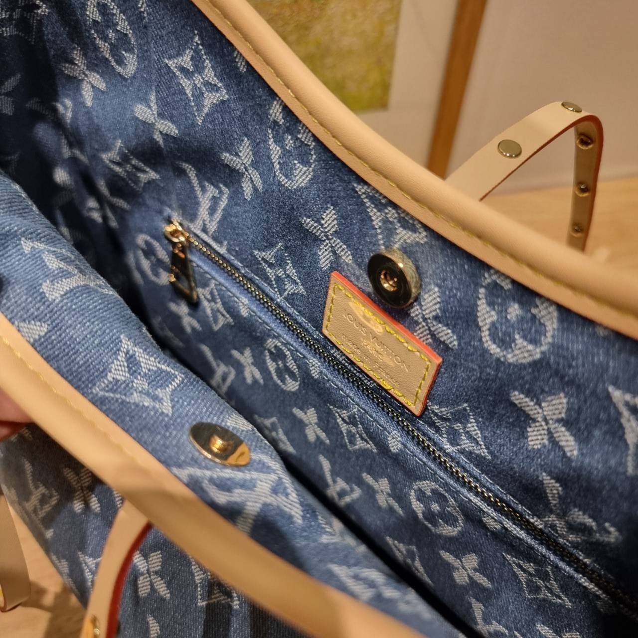 LV Monogram Denim Carry /LV CARRYALL DENIM BAG ใหม่ล่าสุด สไตล์เดนิมสุดชิค รุ่นลิมิเต็ดที่สาวๆตามหา กระเป๋าสะพายไหล่ทรงสวย ดีไซน์เรียบง่ายคลาสสิค หรู ดูผู้ดี รูปทรงใช้งานง่าย มาพร้อมใบลูก ไว้เก็บของจุกจิก