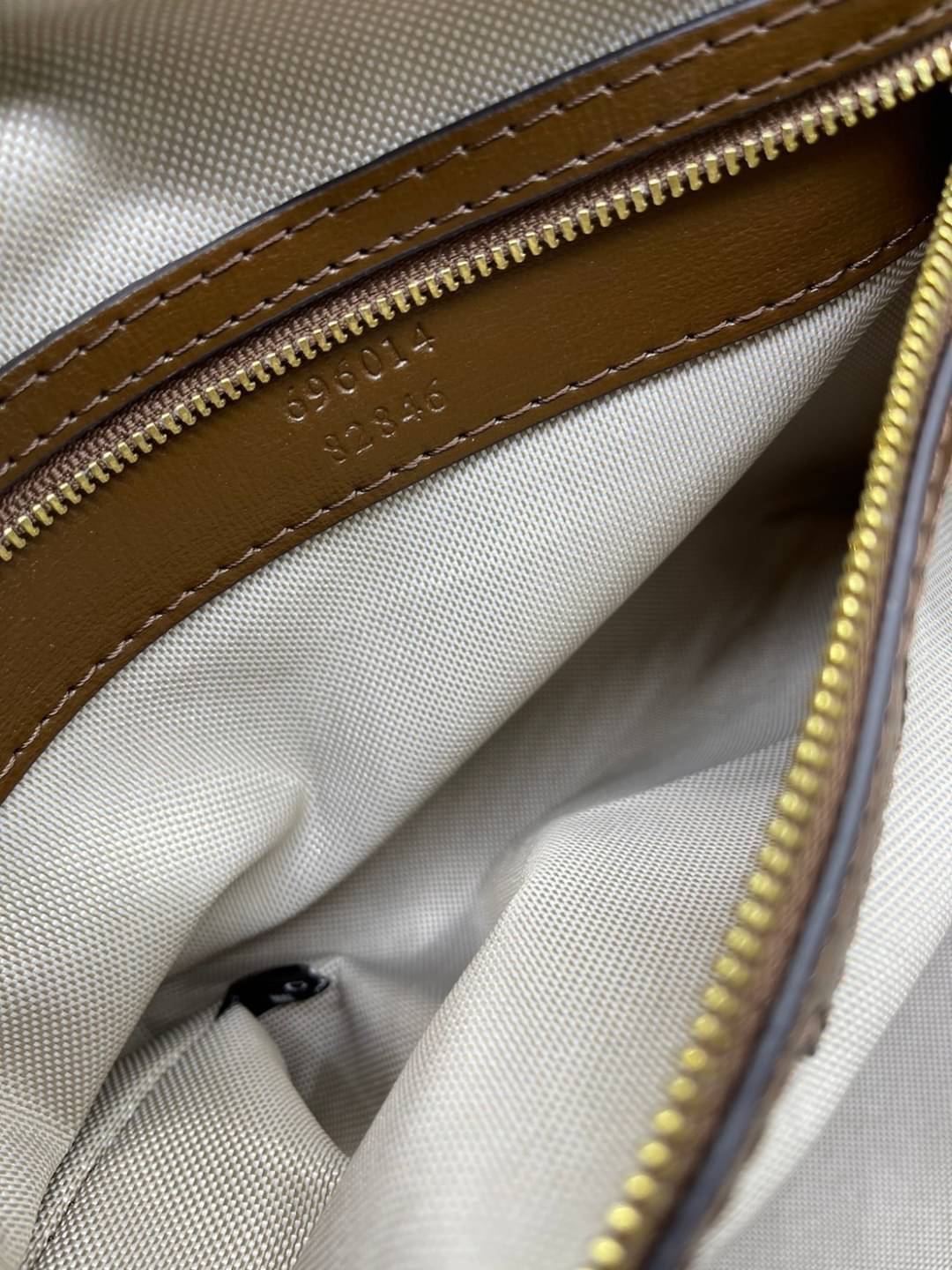 GUCCI Duffle bag with Interlocking G เกรดออริจินอล กระเป๋าใบใหญ่จุใจ 16" ใส่สัมภาระขึ้นเครื่องเดินทางได้ ใส่เสื้อผ้า รองเท้า เอกสาร A4 iPad Notebookได้ หูจับแข็งแรง สายสะพายยาวถอดออกได้ สะพายไหล่หรือ Crossbody ก็ดูดี ใช้ได้ทั้งชายหญิง ภาพถ่ายสินค้าจร