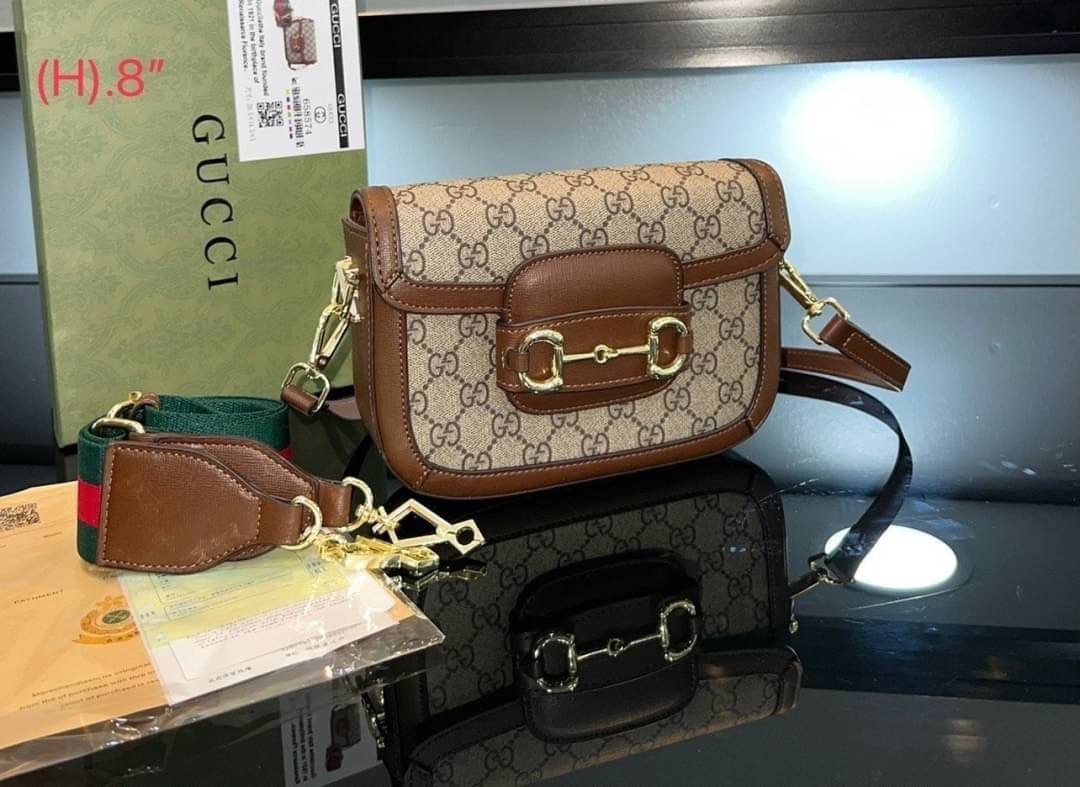 GUCCI HORSEBIT 1955 MINI BAG กระเป๋าสะพาย crossbody รุ่นฮิต สุดหรูหรา คลาสสิค จุของสำคัญได้เยอะ มาพร้อมสายสะพายยาว 2 เส้น สามารถ ปรับระดับได้ ถอดออกได้ รุ่นนี้ใช้งานดีมาก บอกต่อกันถึงที่สุด ใช้ได้ทุกโอกาส เป็นอีกรุ่นที่โดดเด่นมากๆ