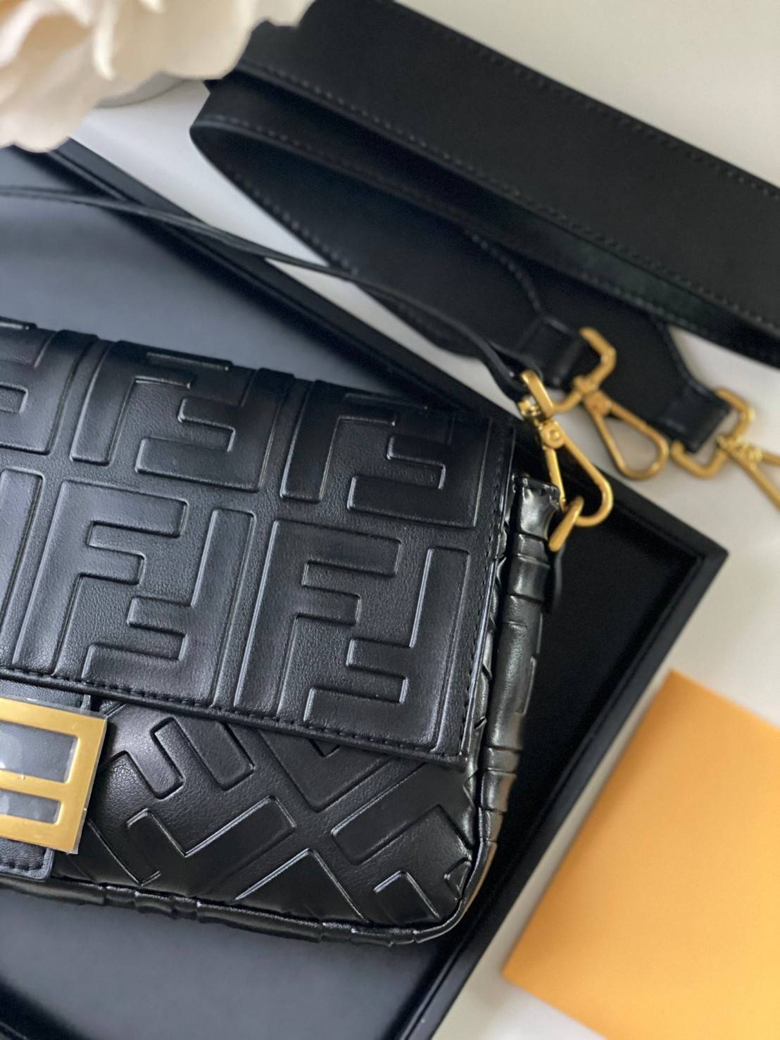 พรีเมี่ยมกิ๊ฟแท้ 100% 】หนังแท้ FENDI Baguette Shoulder Bag จุของได้เยอะมากก